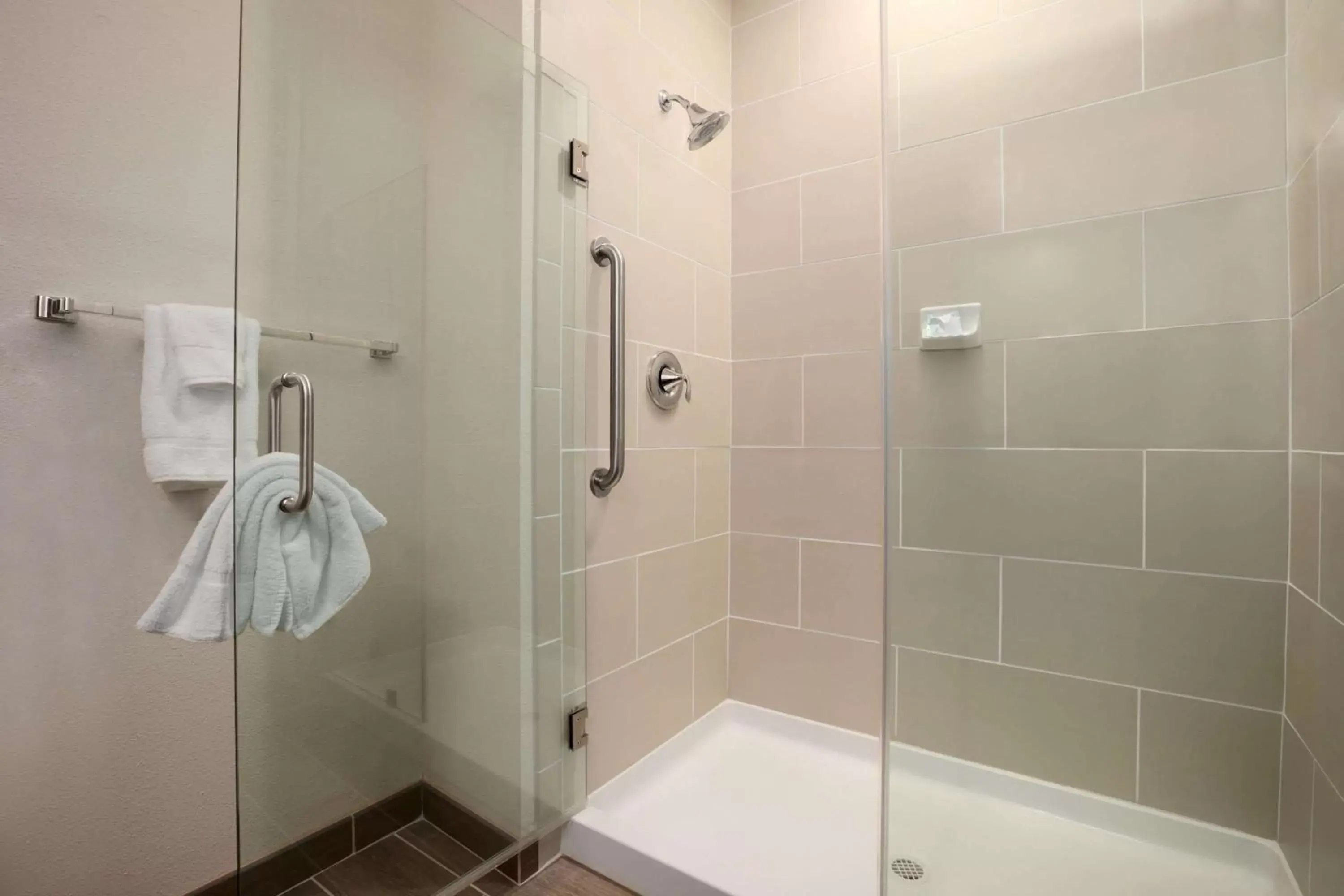 Photo of the whole room, Bathroom in Baymont by Wyndham Hobbs