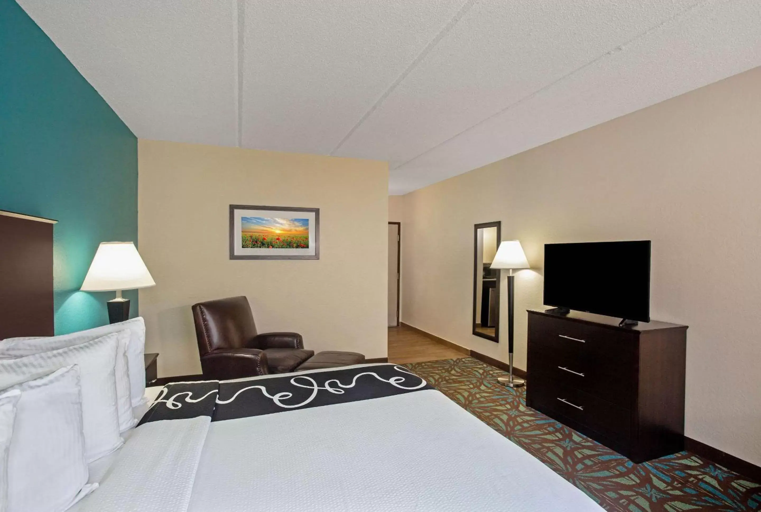 Photo of the whole room, Bed in Comfort Inn & Suites Sarasota I75