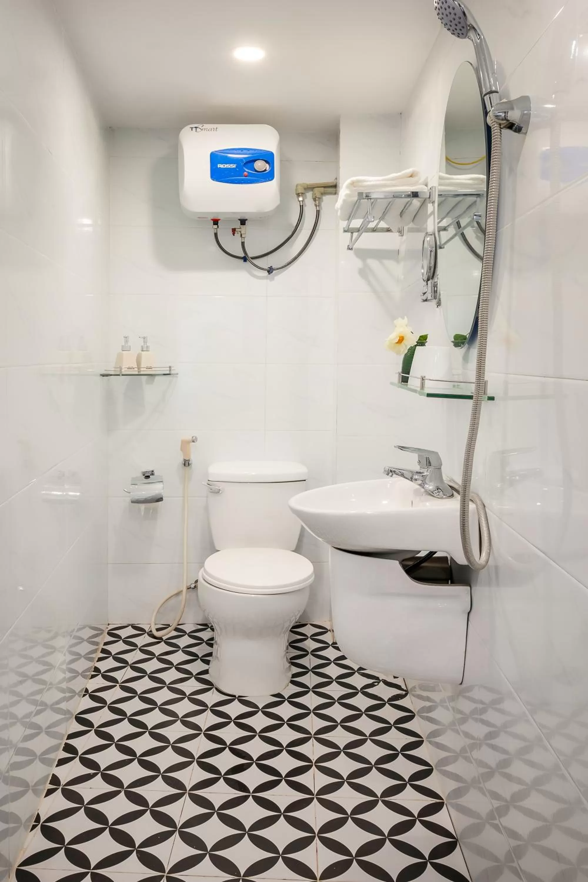 Shower in Silk Castle Hotel & Spa - Hanoi Old quarter