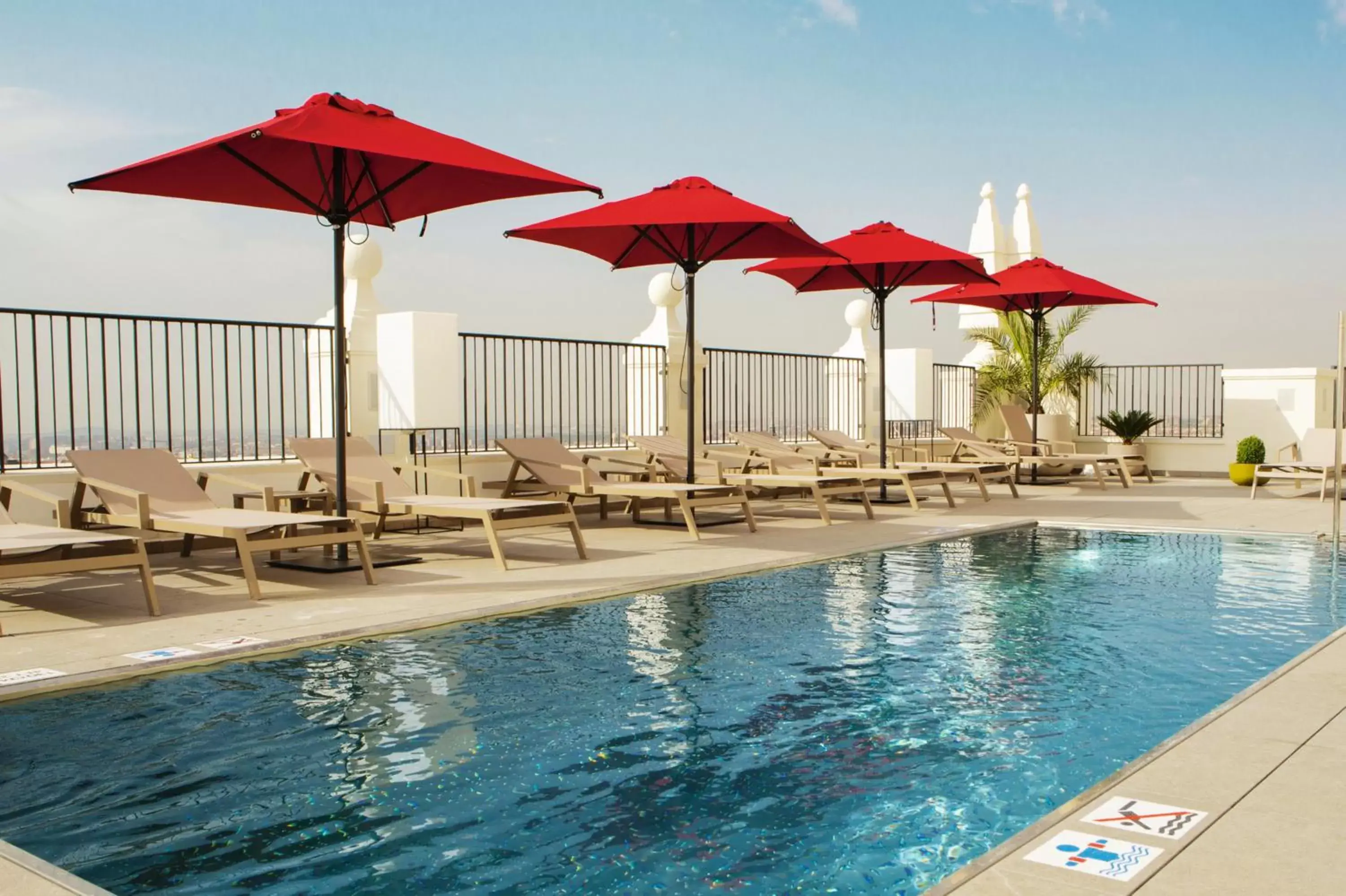 Swimming pool in Riu Plaza España Swimming pool in Riu Plaza España