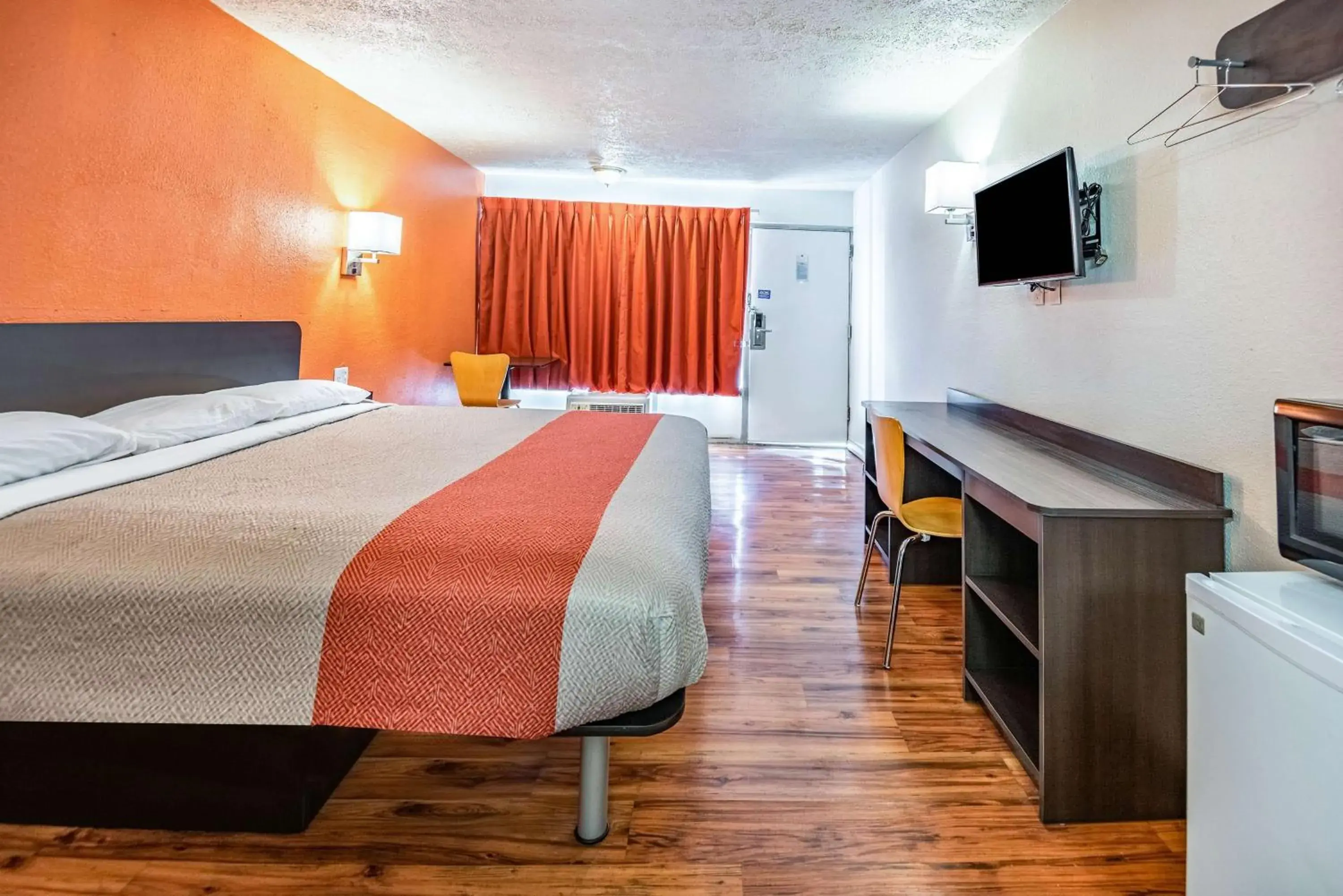 TV and multimedia, Bed in Motel 6-Columbus, OH