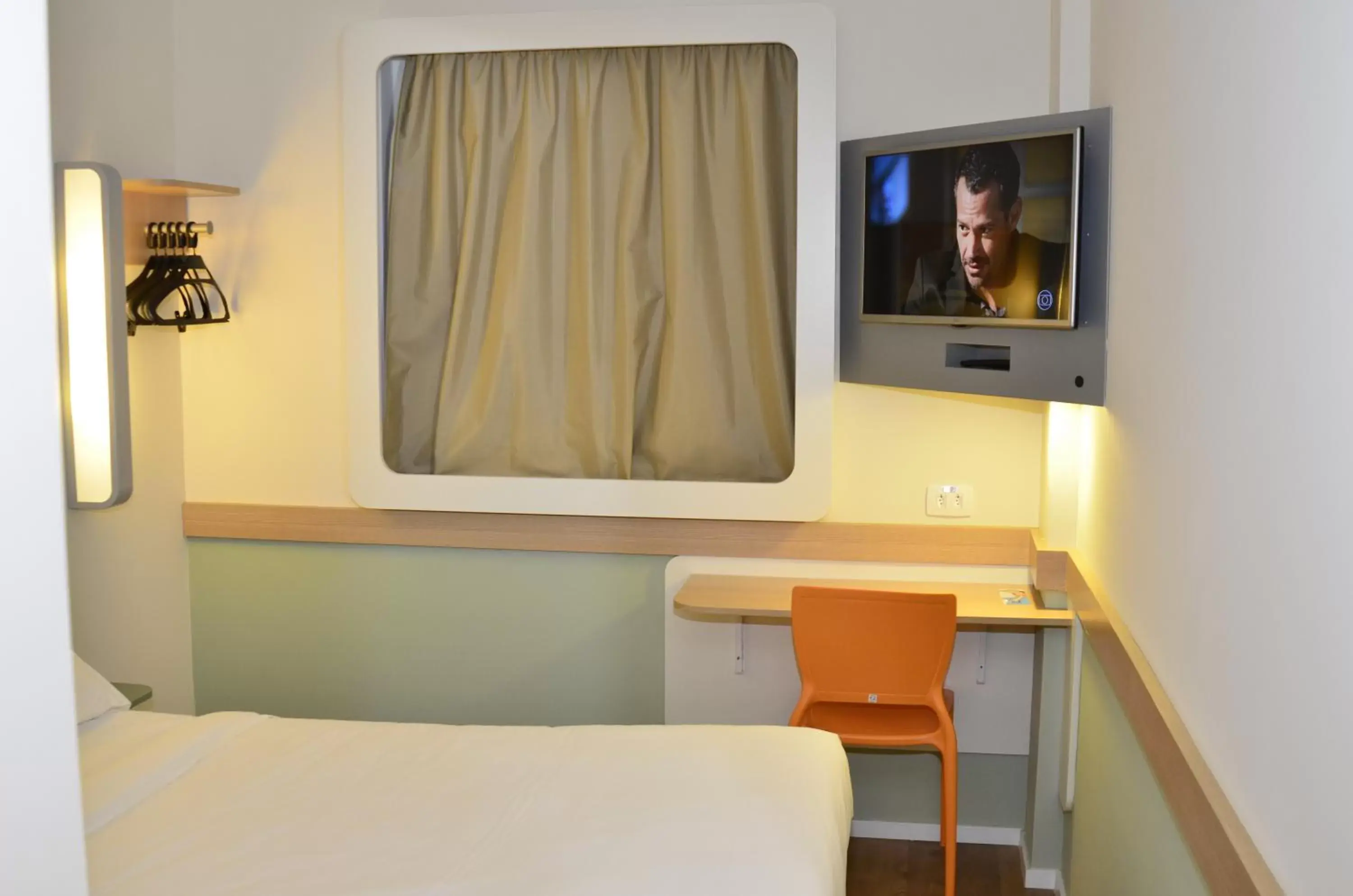 Bed, TV/Entertainment Center in ibis budget Curitiba Aeroporto