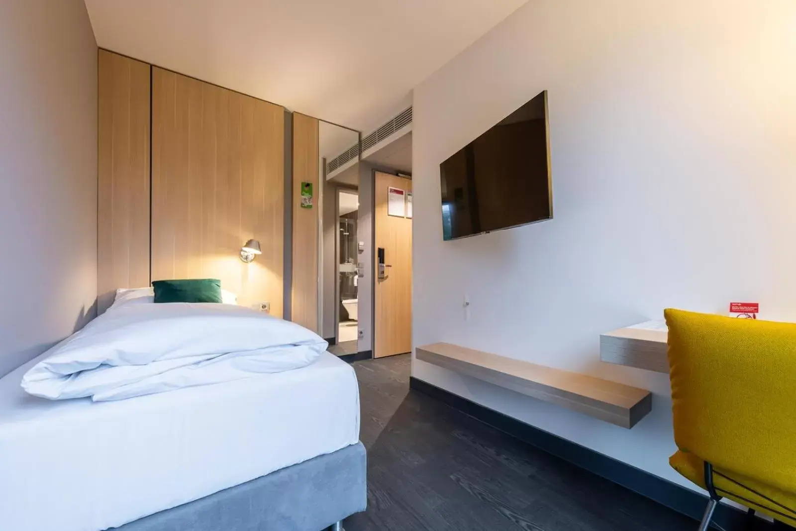 Photo of the whole room, Bed in Serways Hotel Hösel Photo of the whole room, Bed in Serways Hotel Hösel