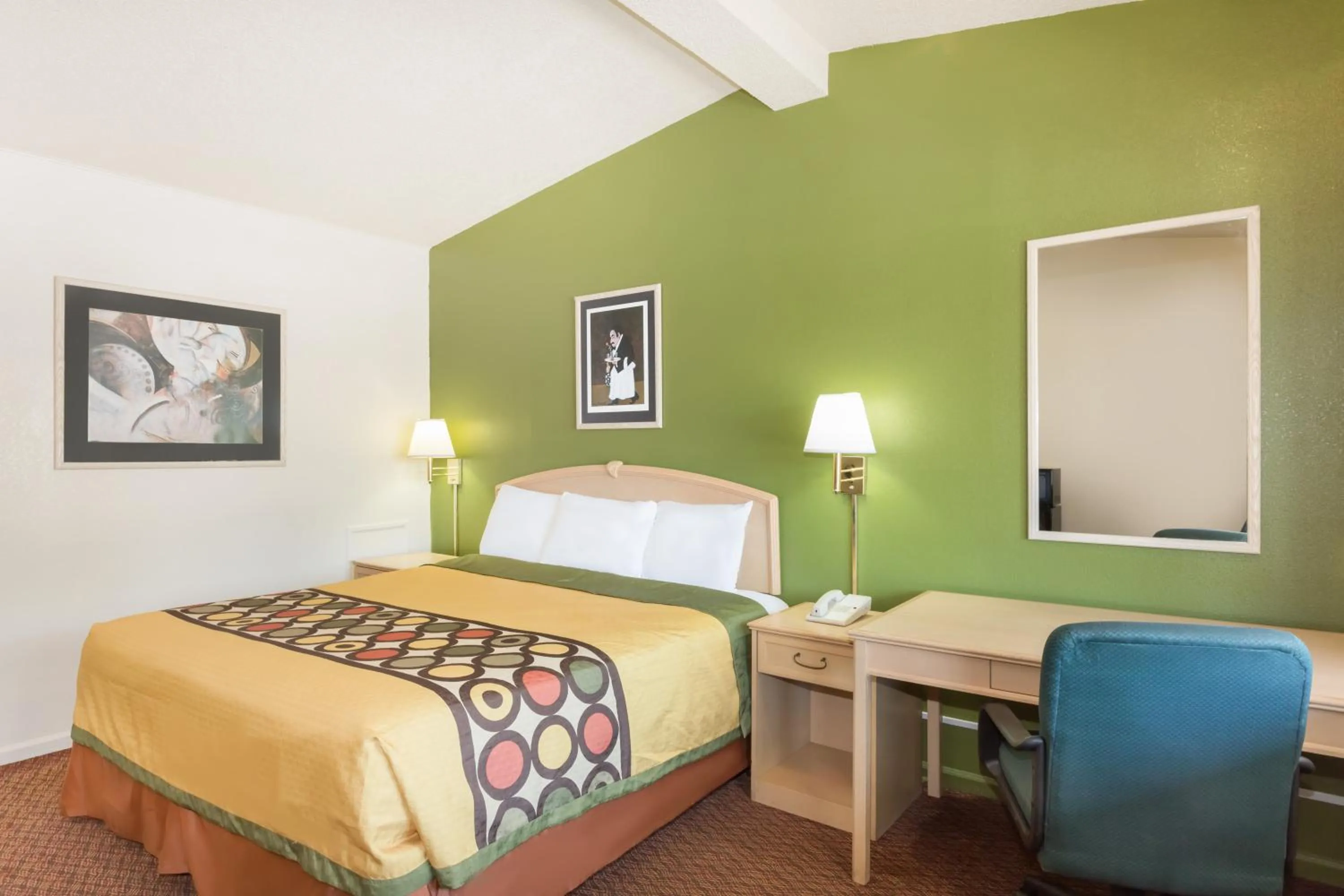 Bed in Knights Inn Statesboro