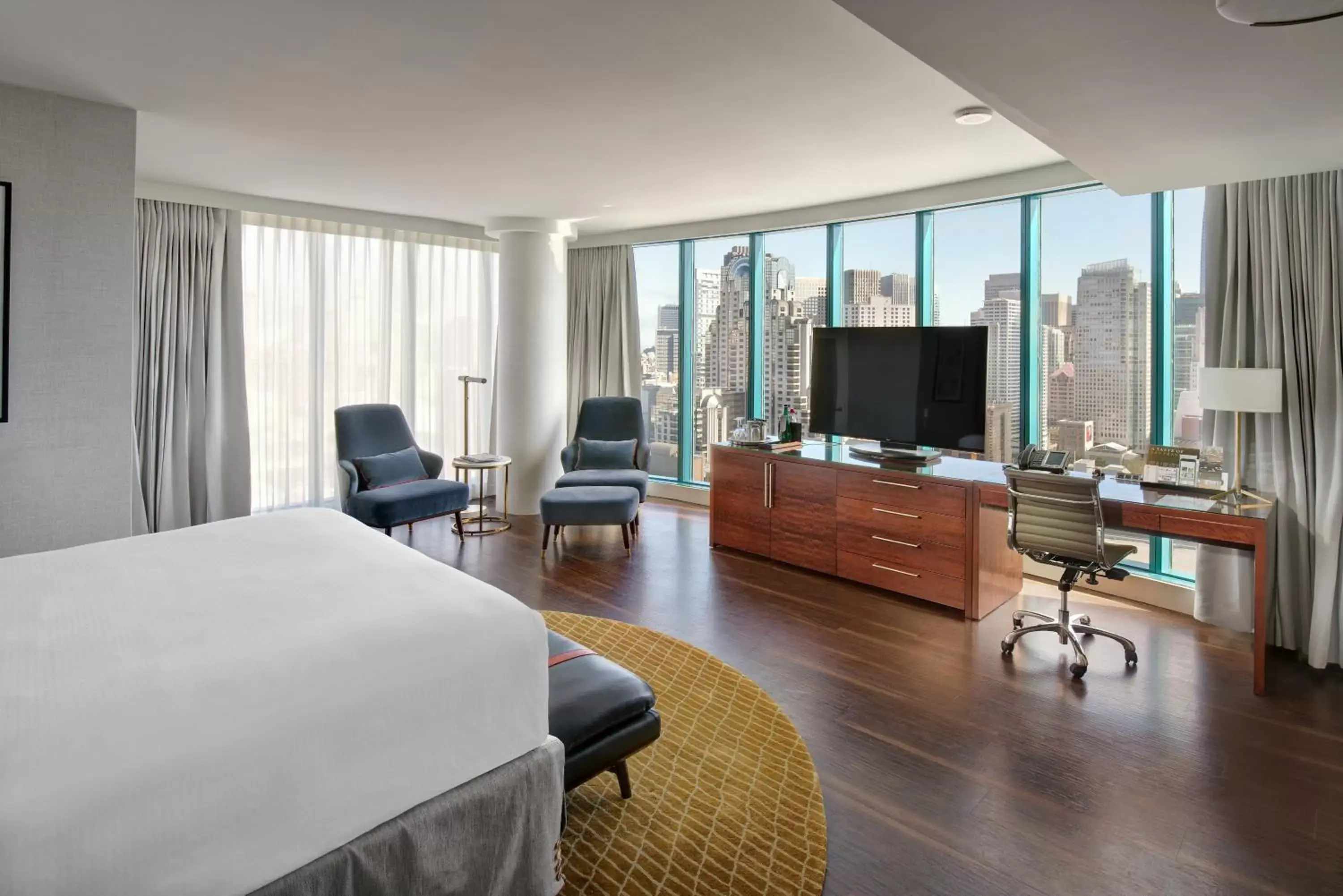 Photo of the whole room, TV/Entertainment Center in InterContinental San Francisco, an IHG Hotel