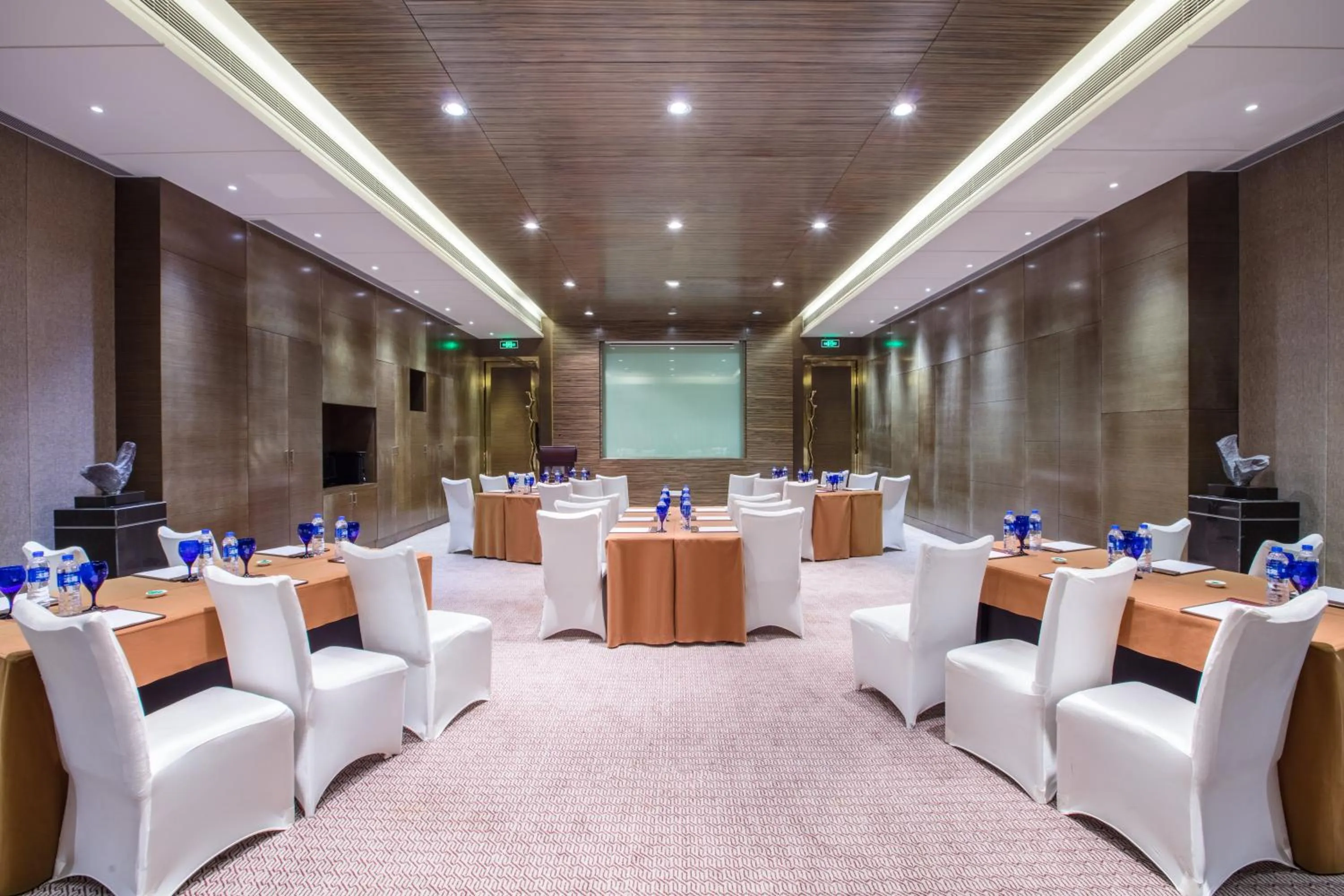 Meeting/conference room in Crowne Plaza Huangshan Yucheng by IHG