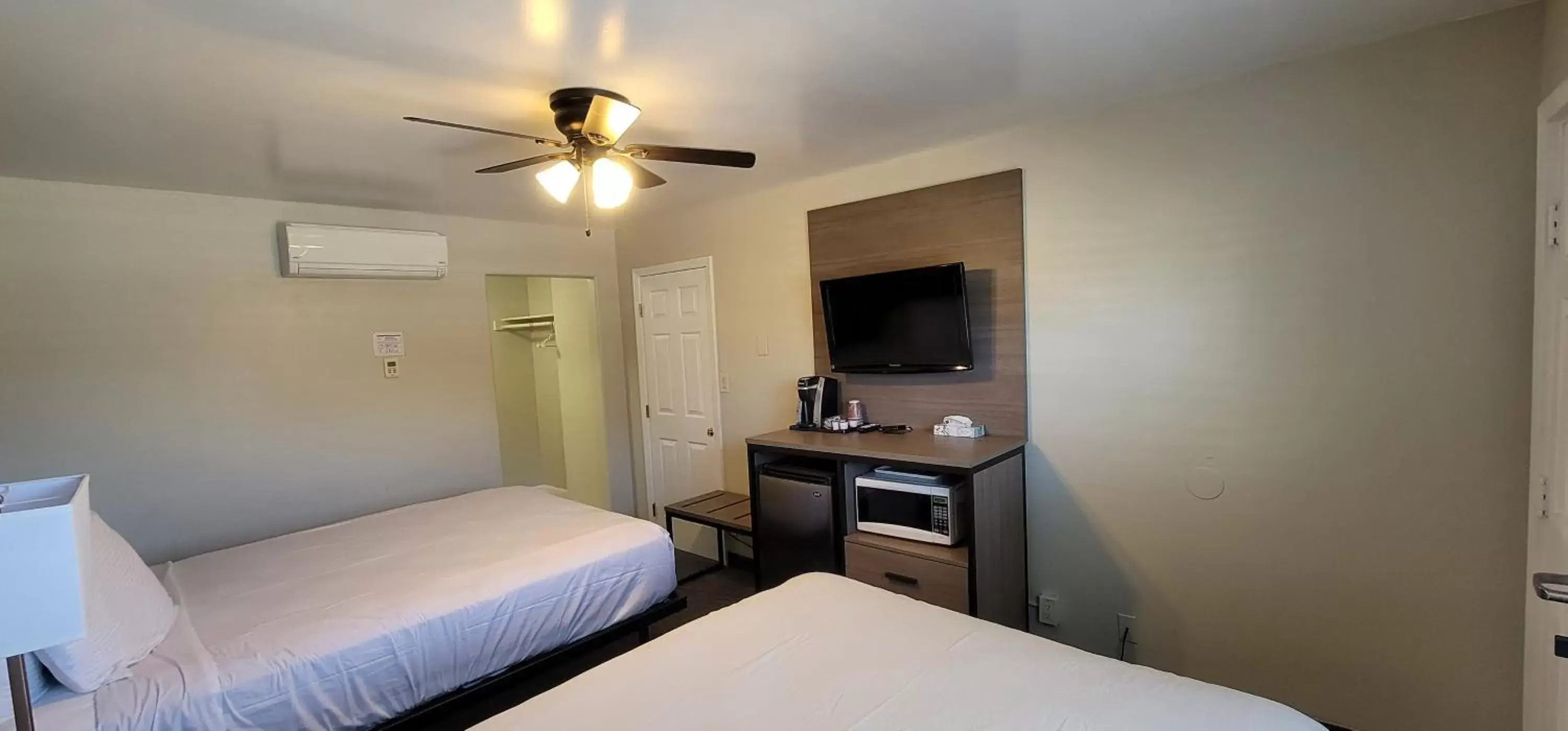 TV and multimedia, Bed in Beachwalker Inn & Suites