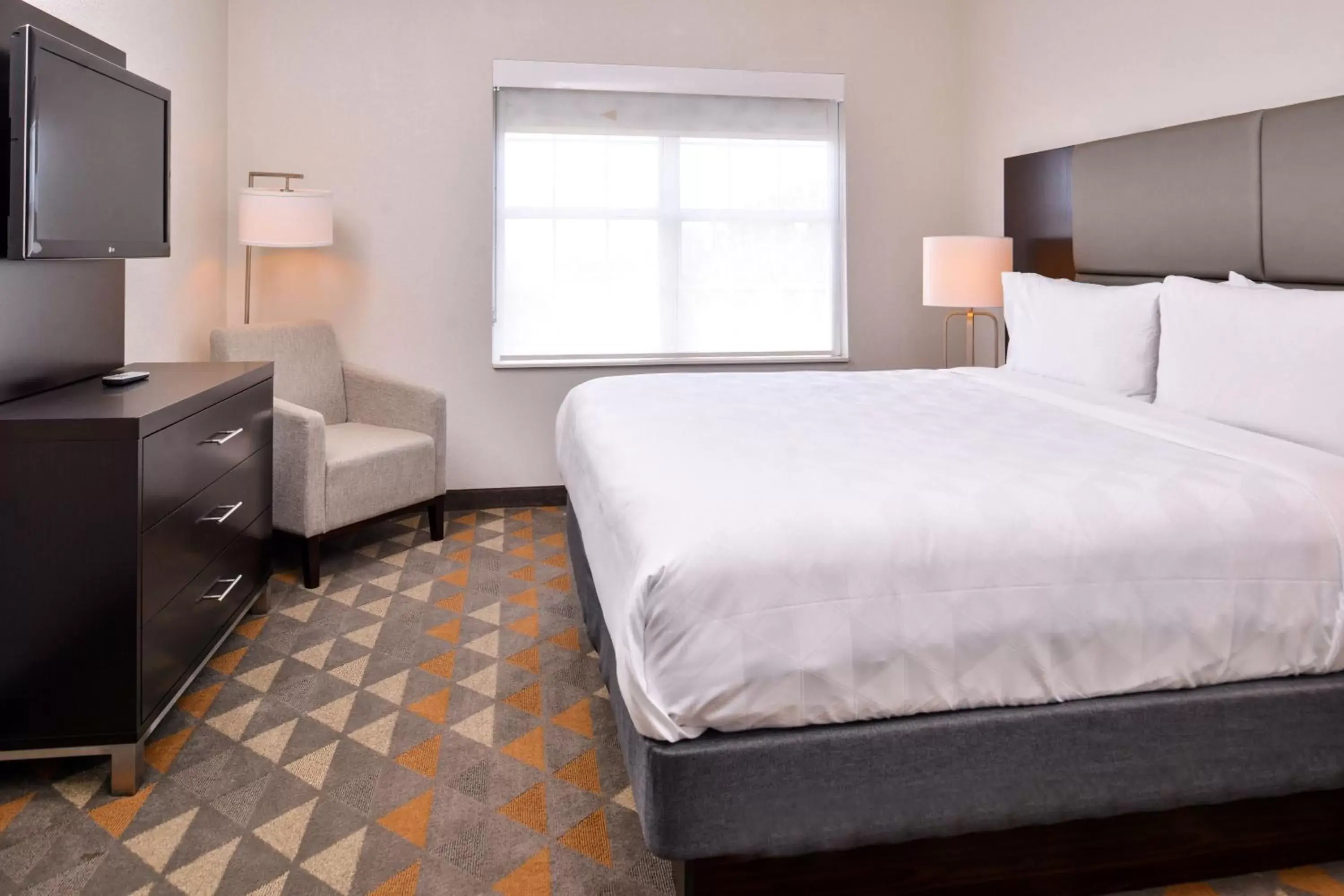 Photo of the whole room, Bed in Holiday Inn and Suites Addison, an IHG Hotel