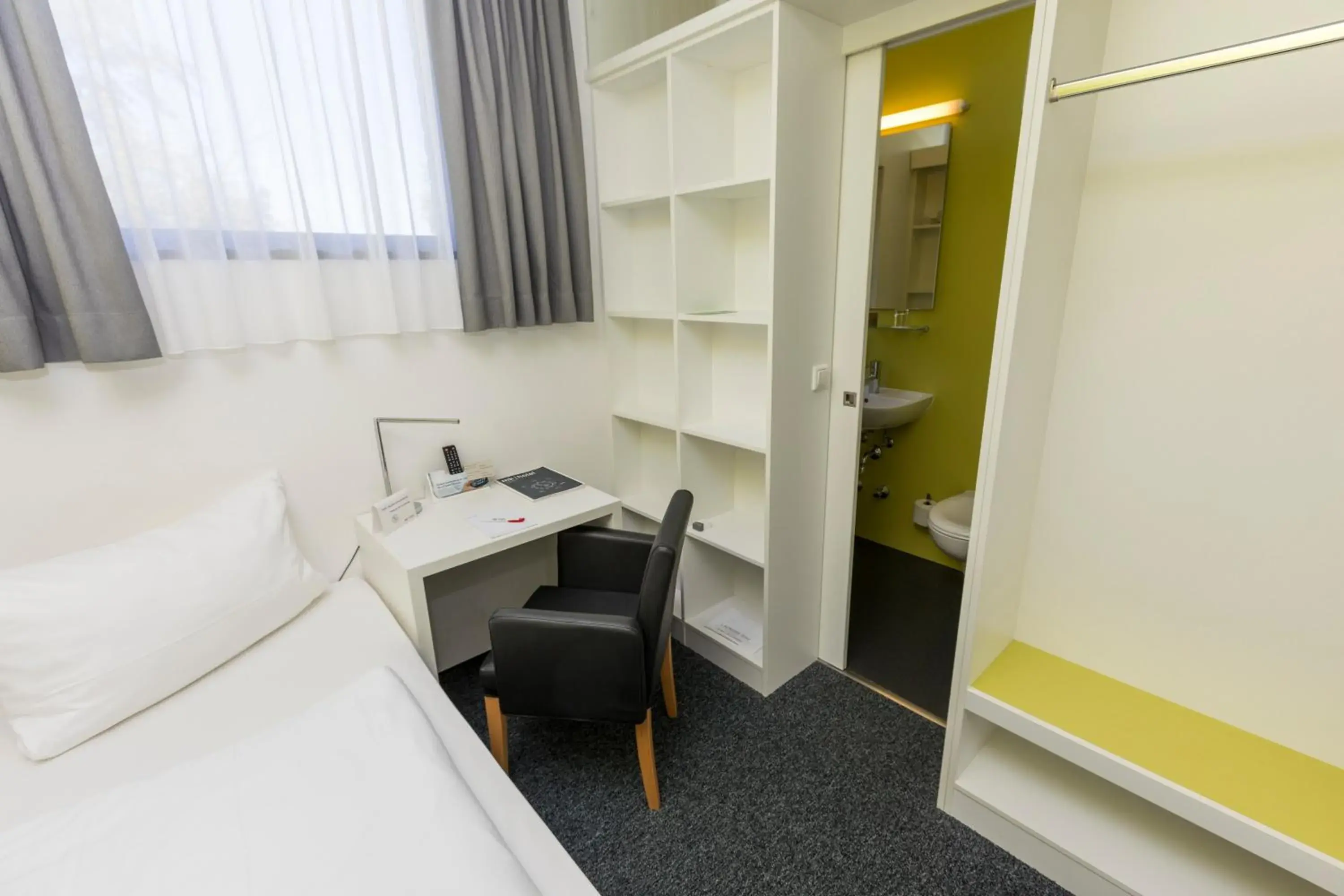 Photo of the whole room, Bed in mk hotel eschborn