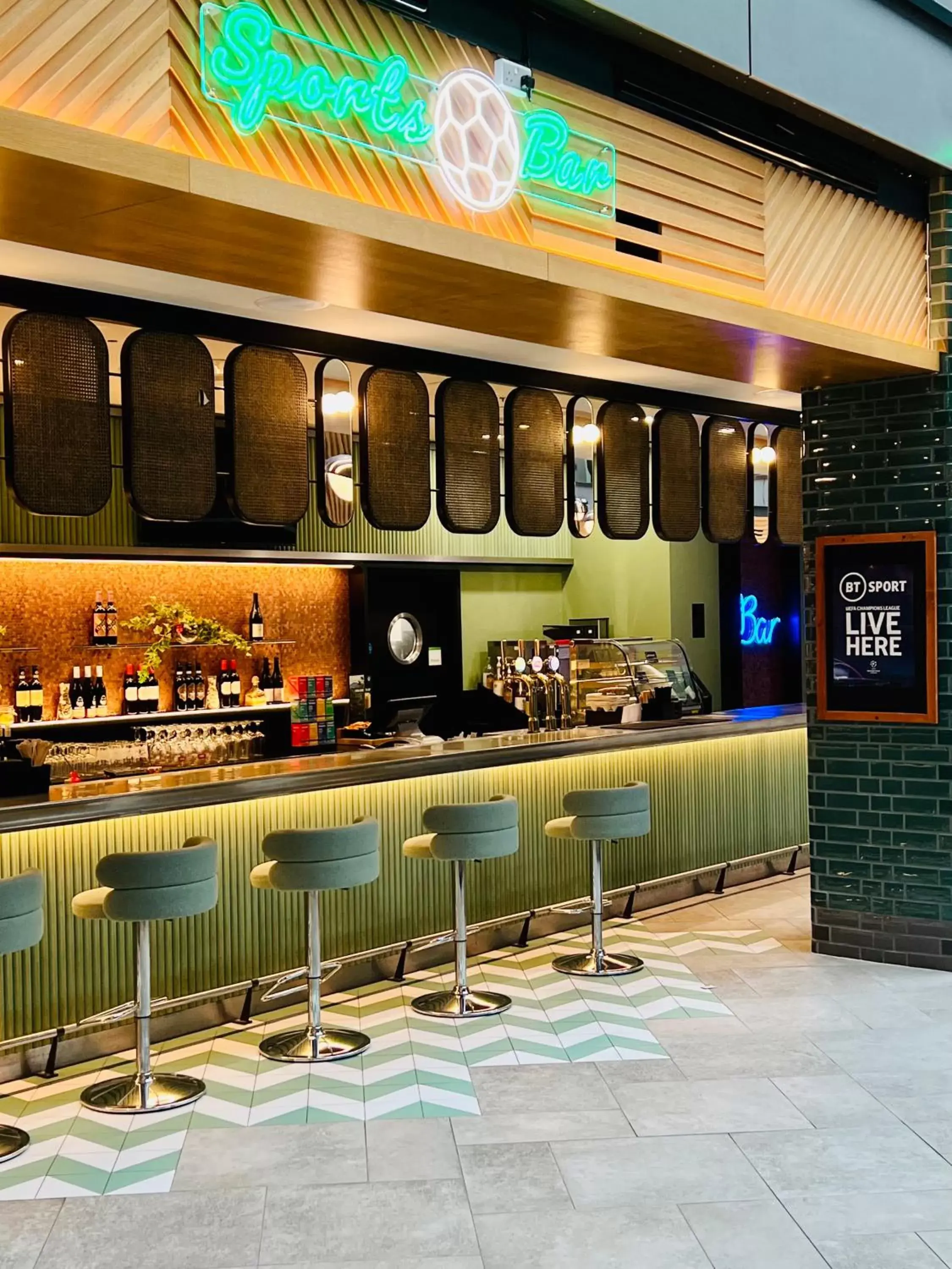 Lounge or bar, Restaurant/Places to Eat in Staybridge Suites London Heathrow - Bath Road, an IHG Aparthotel
