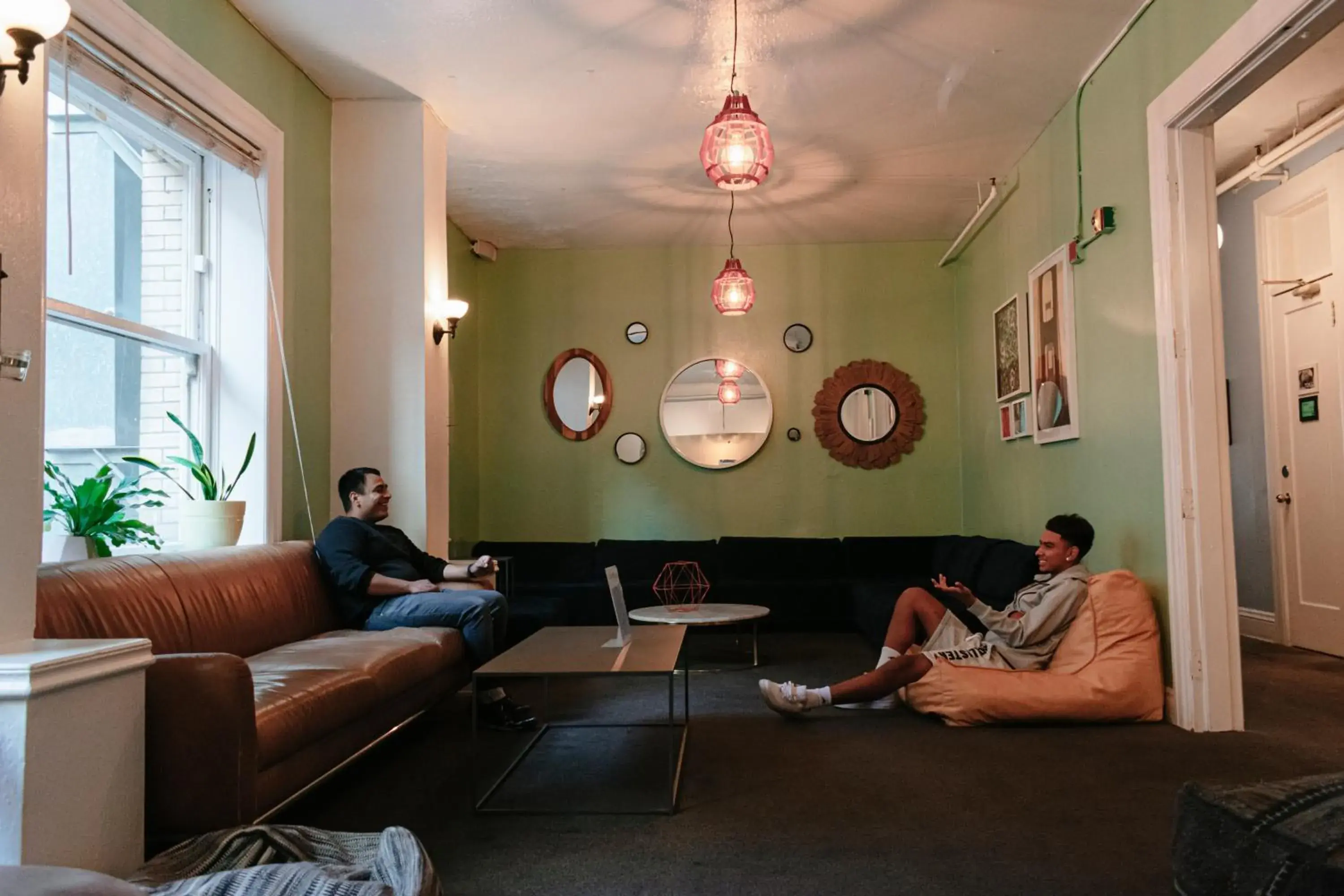 Communal lounge/ TV room in HI San Francisco Downtown Hostel