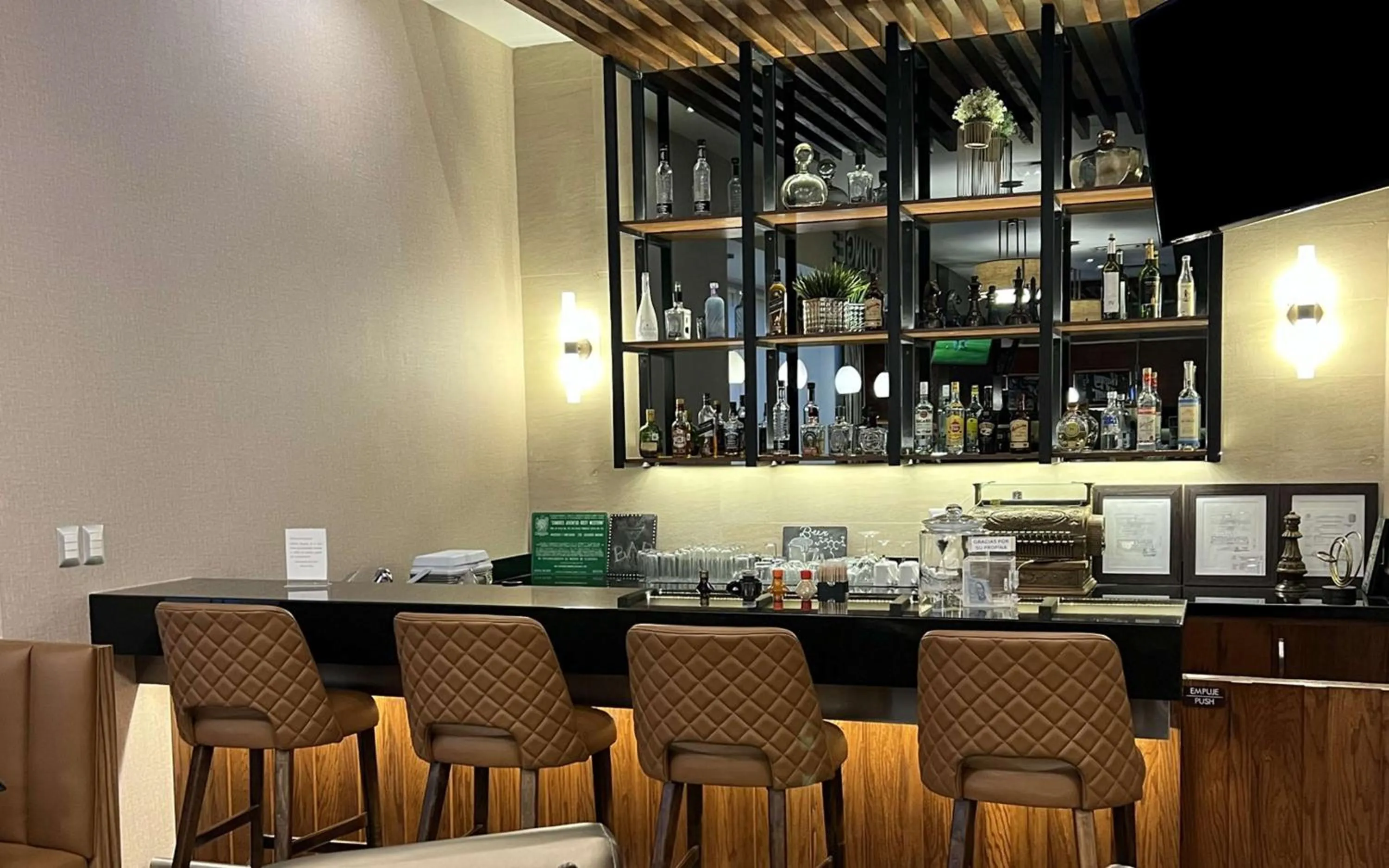 Lounge or bar in Best Western Plus Chihuahua Juventud