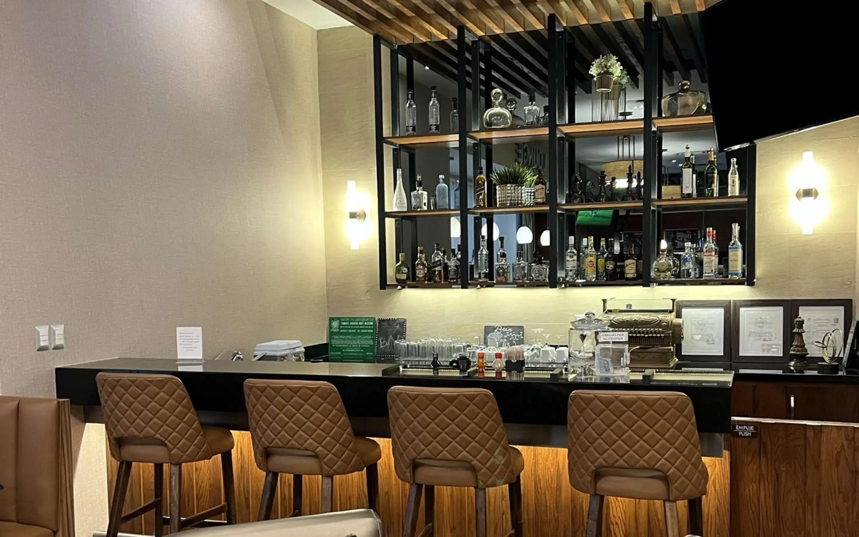 Lounge or bar in Best Western Plus Chihuahua Juventud Lounge or bar in Best Western Plus Chihuahua Juventud