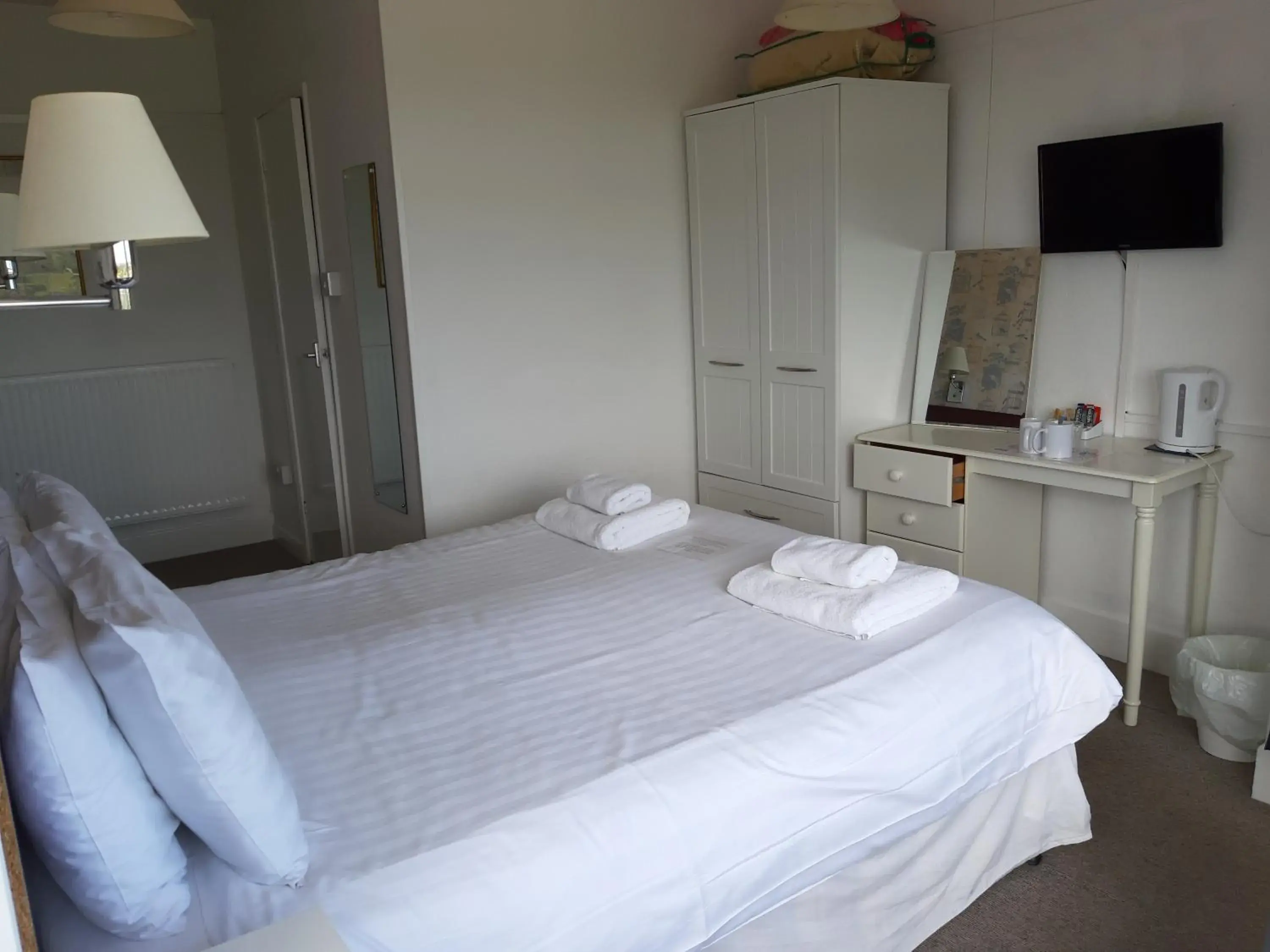 Photo of the whole room, Bed in North Parade Seafront Accommodation