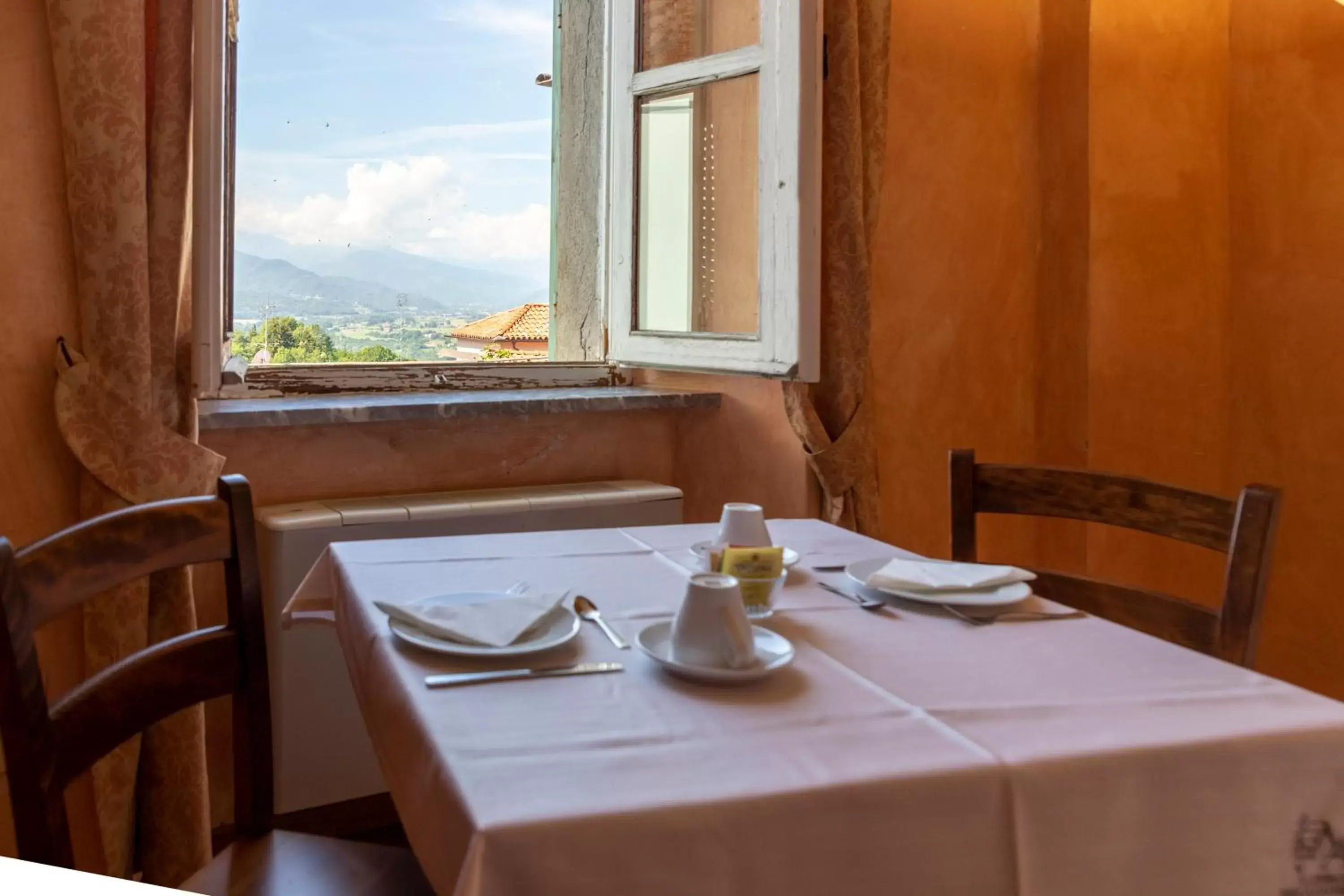 Mountain view, Restaurant/Places to Eat in Albergo dell'Academia