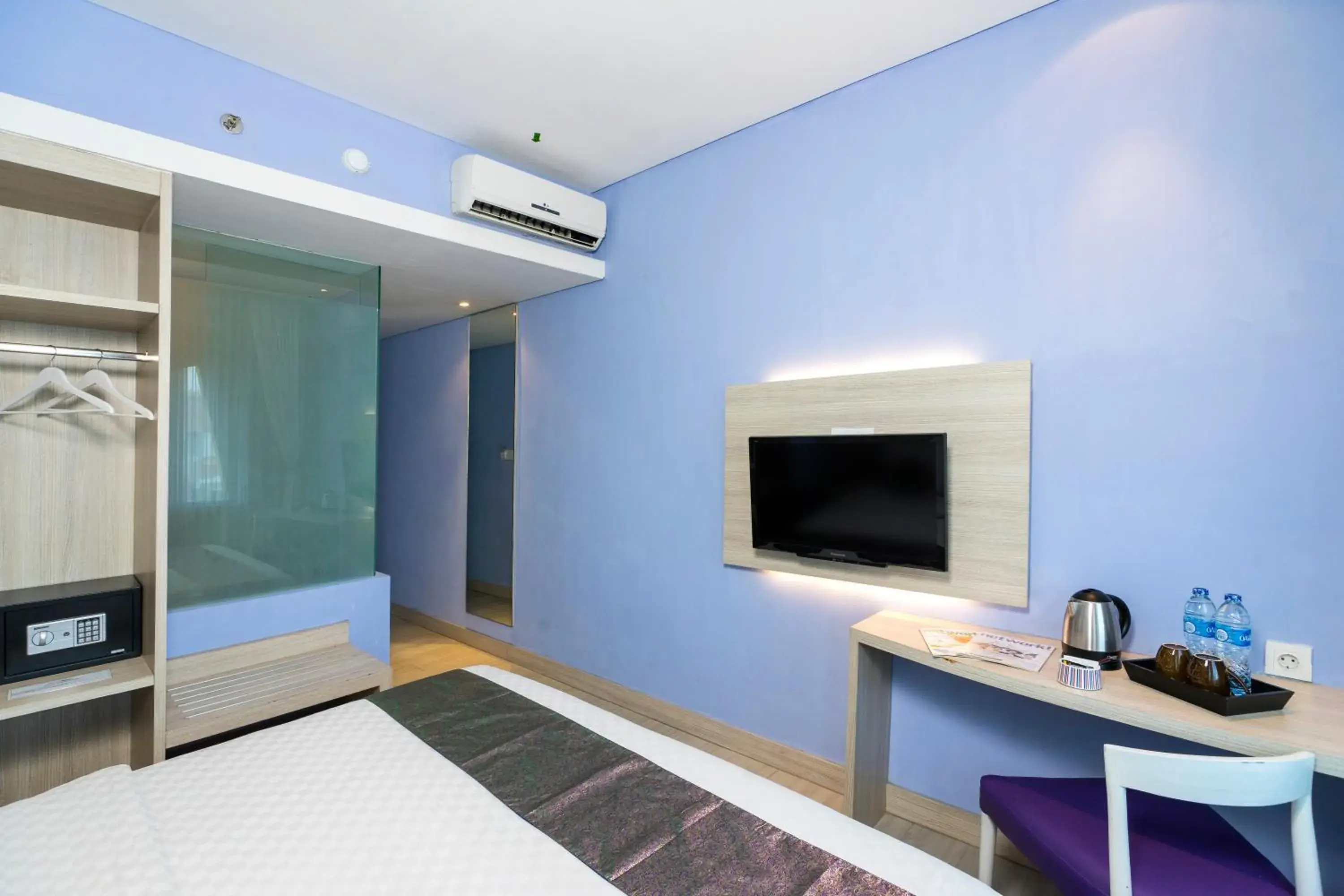 TV and multimedia, TV/Entertainment Center in Royal City Hotel