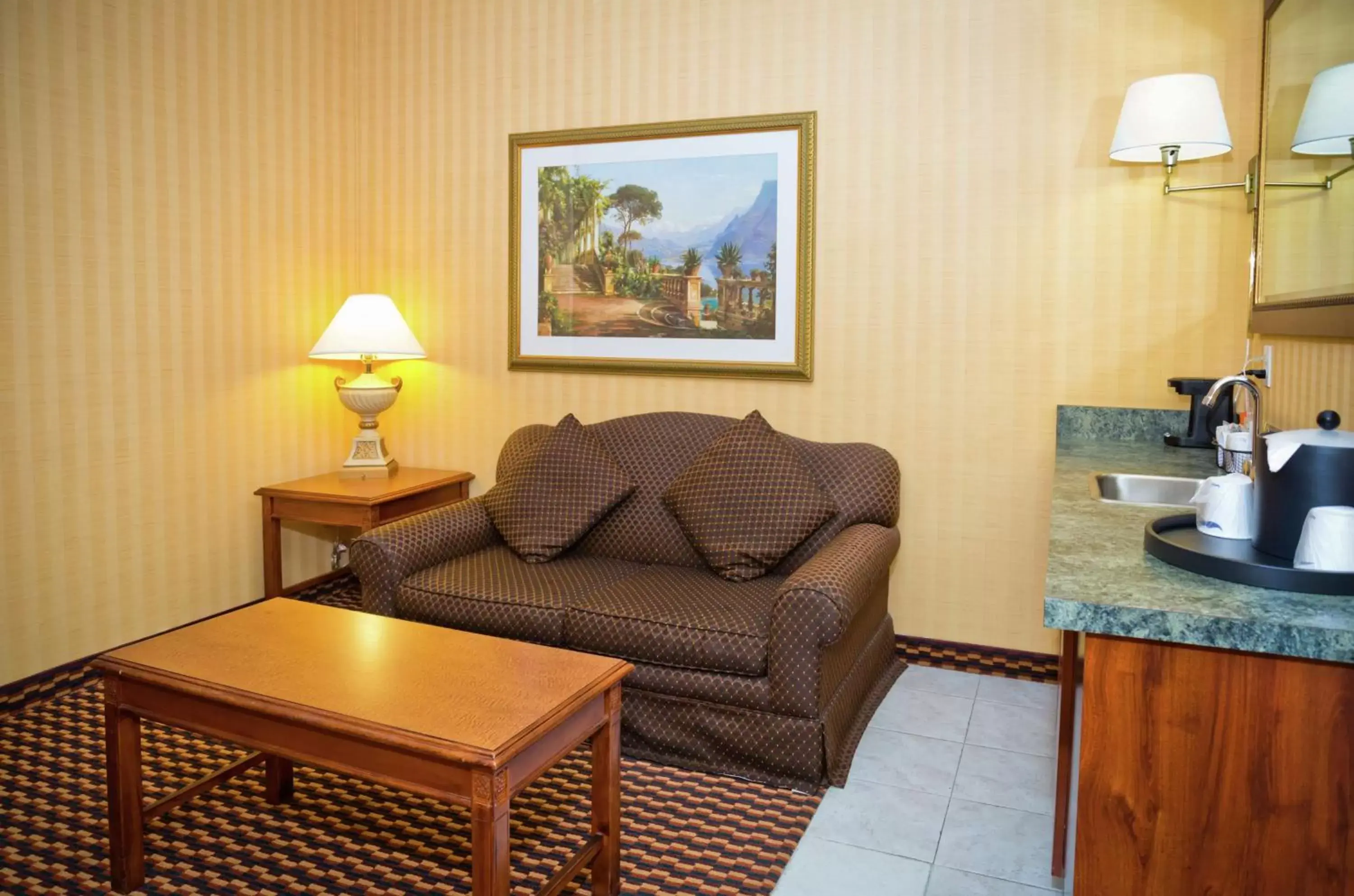 Living room, Seating Area in Hampton Inn & Suites Sacramento-Auburn Boulevard