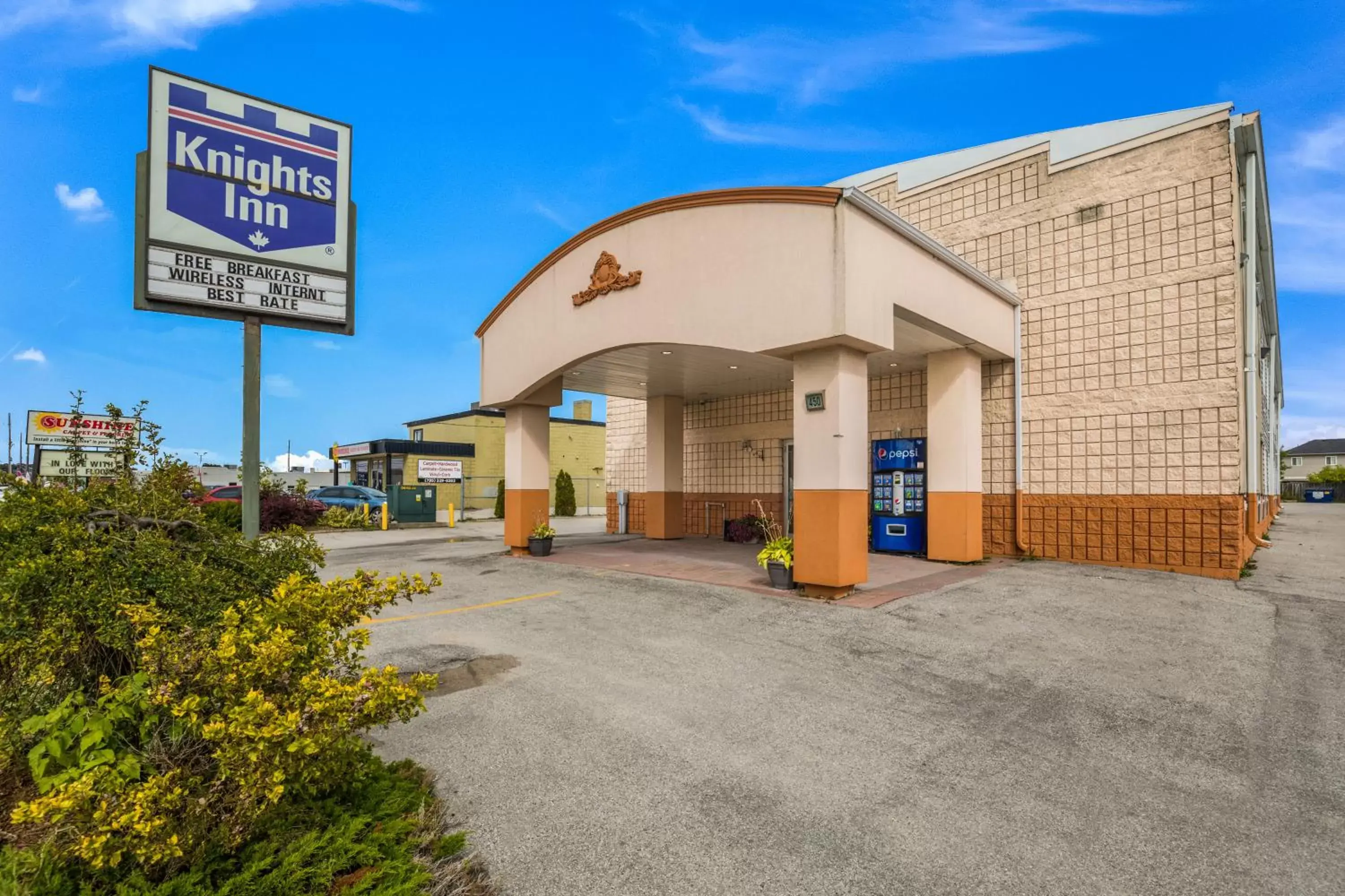 Property building in Knights Inn Orillia Property building in Knights Inn Orillia