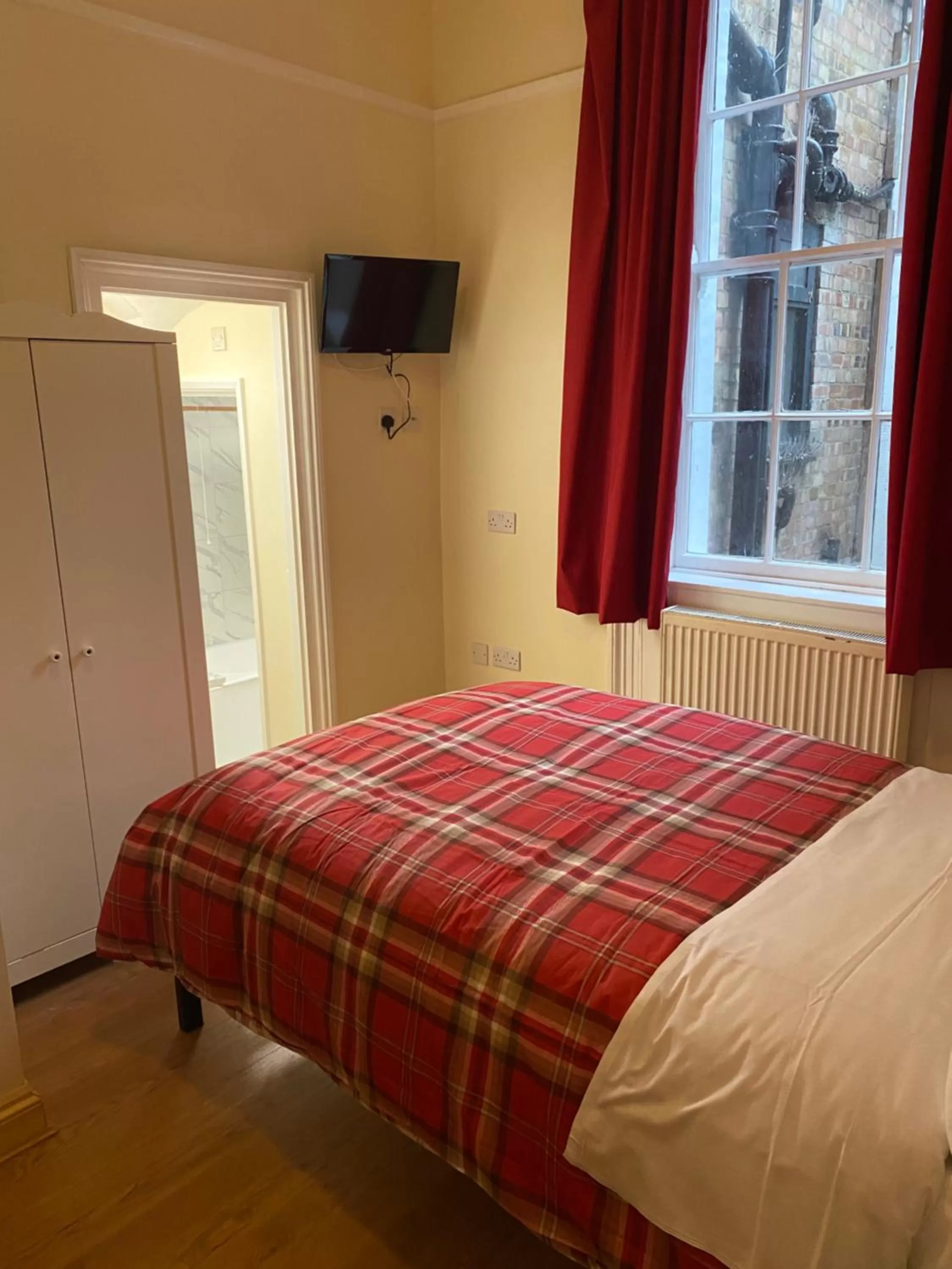 Bed in 27 Argyle Square