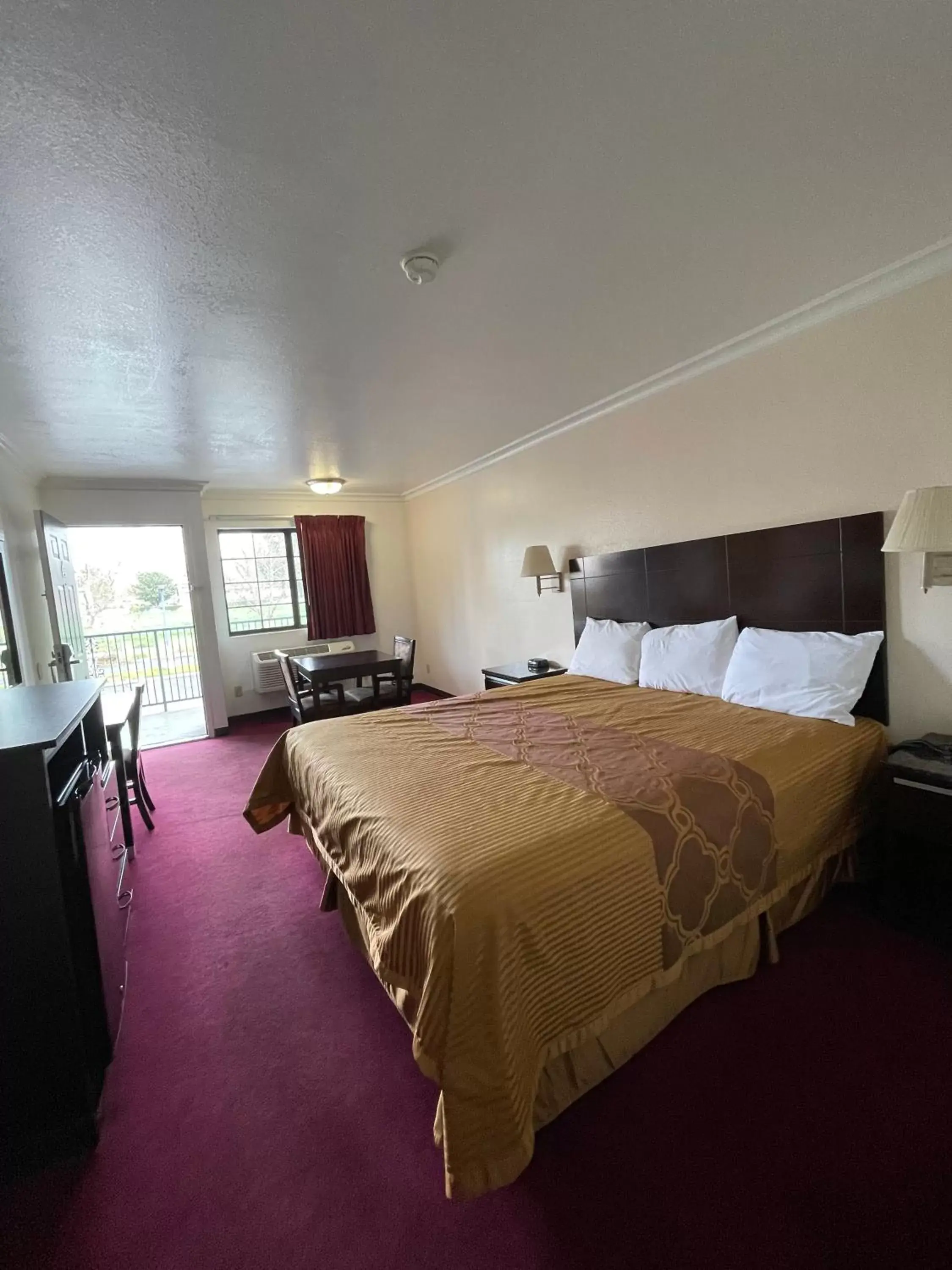 Photo of the whole room, Bed in Chino Motel