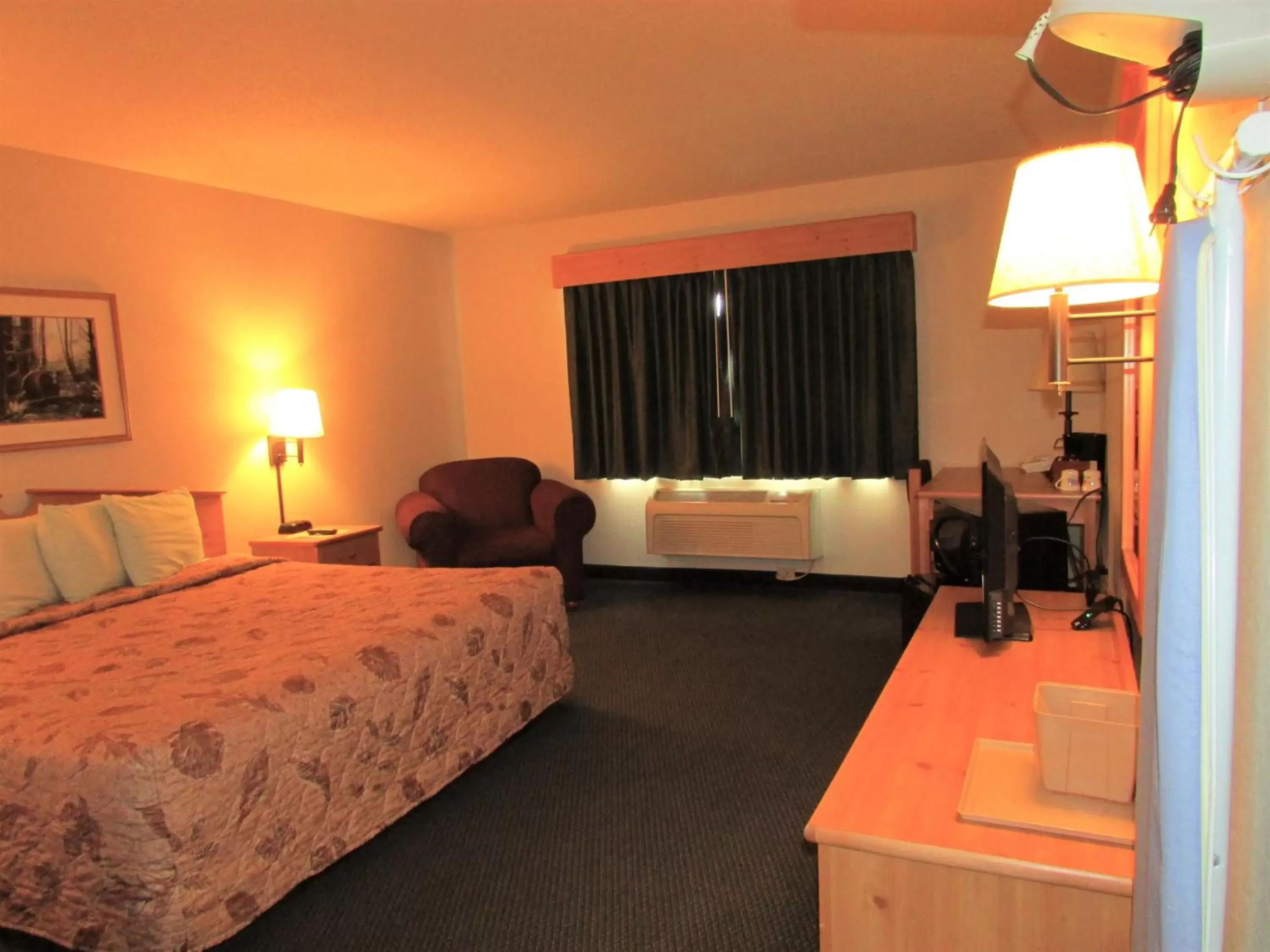Bed in AmeriVu Inn & Suites