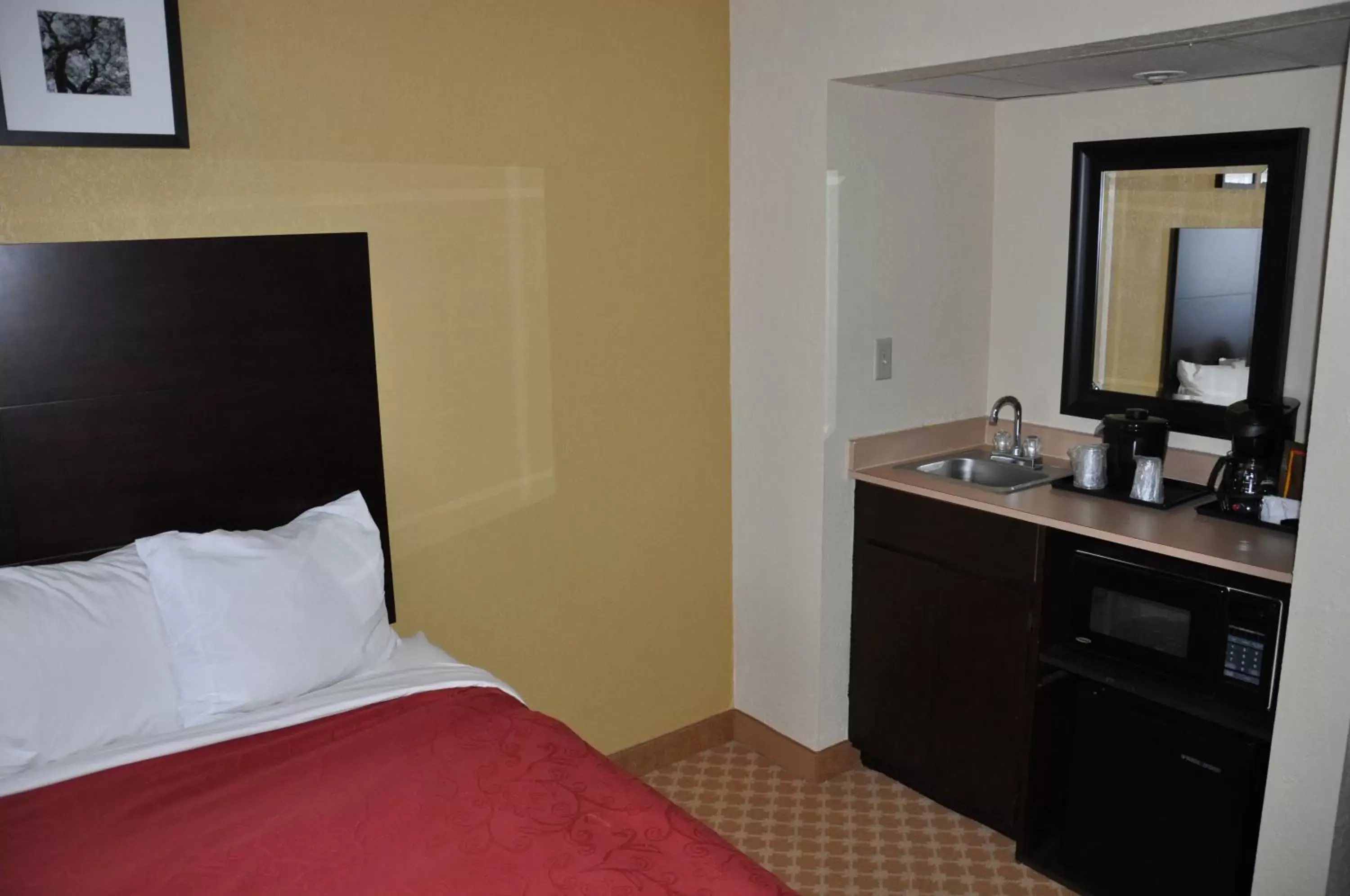 Bedroom, Bed in Country Inn & Suites by Radisson, Coon Rapids, MN