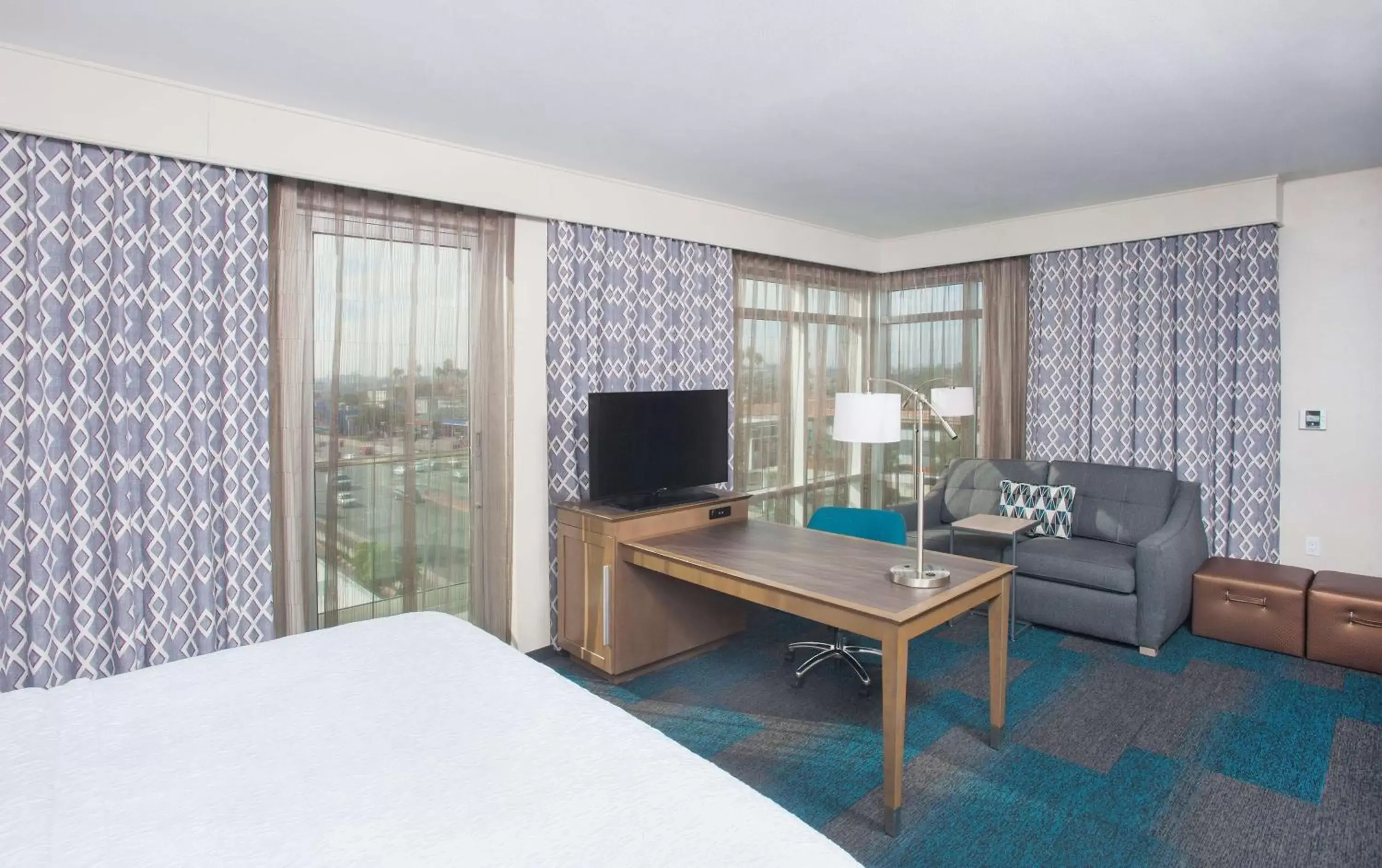 Bed, Seating Area in Hampton Inn & Suites LAX El Segundo