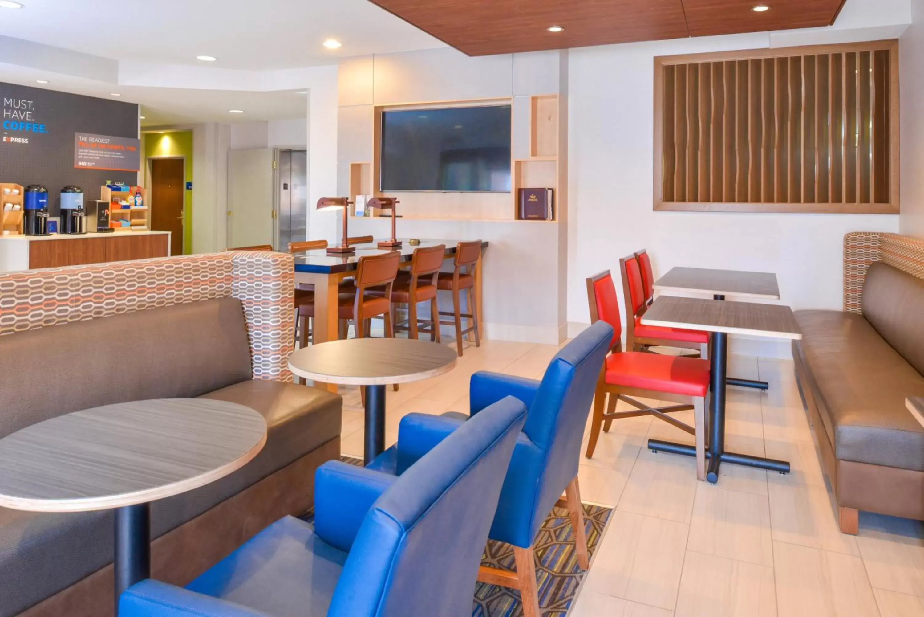 Breakfast, Lounge/Bar in Holiday Inn Express Glenwood Springs Aspen Area, an IHG Hotel