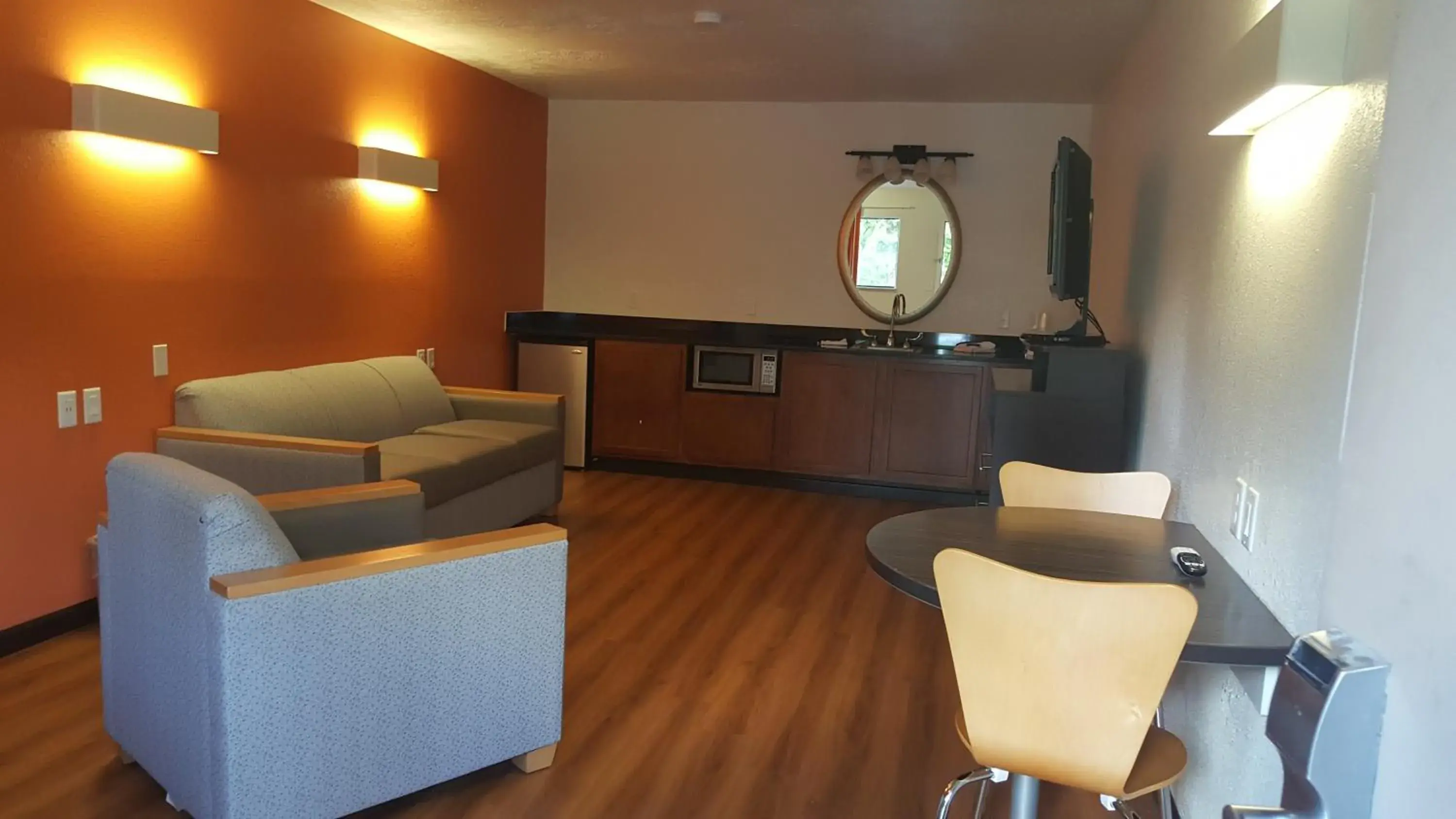 TV and multimedia, Seating Area in Motel 6-Columbus, OH - OSU