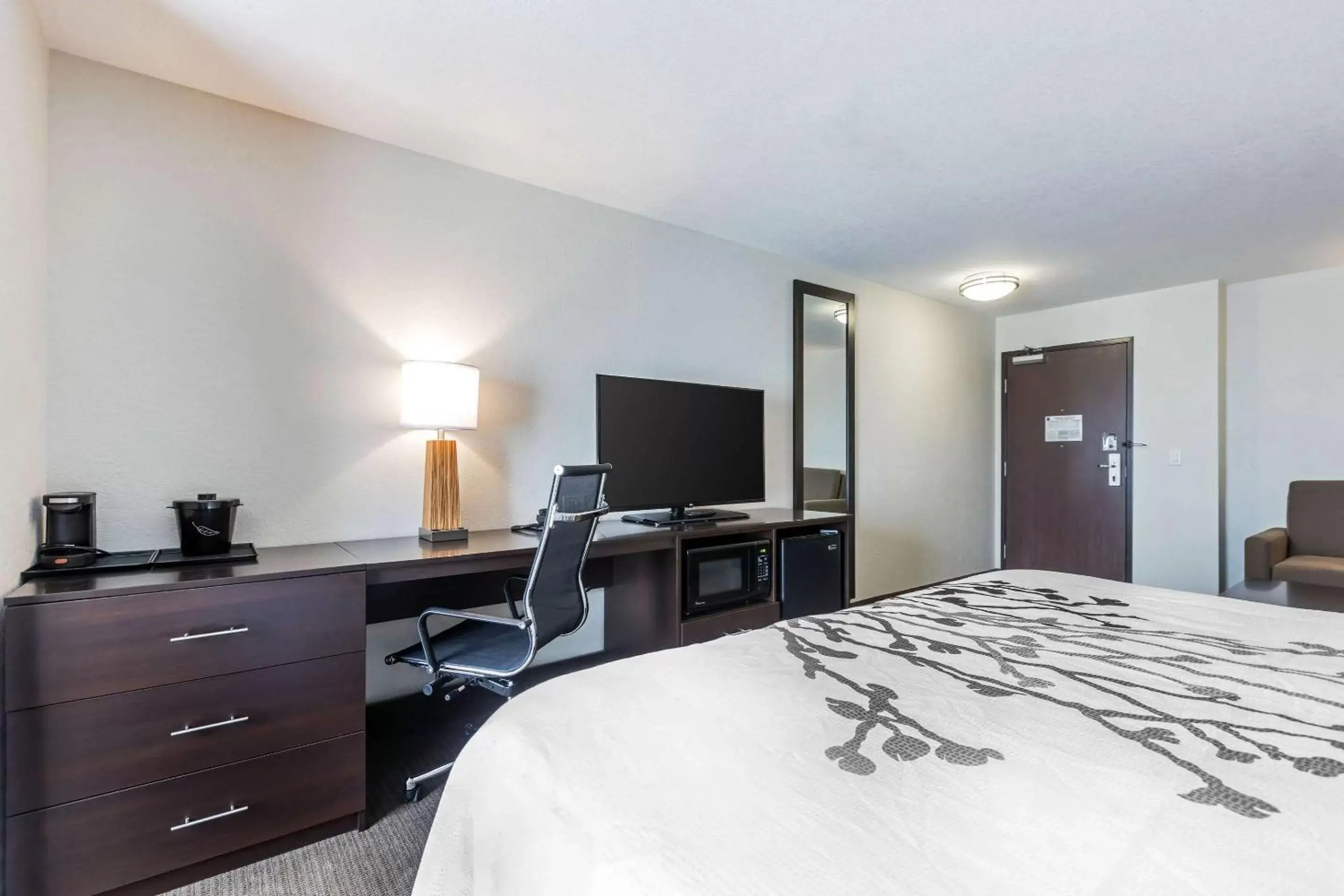 Photo of the whole room, TV/Entertainment Center in Sleep Inn & Suites West Des Moines near Jordan Creek