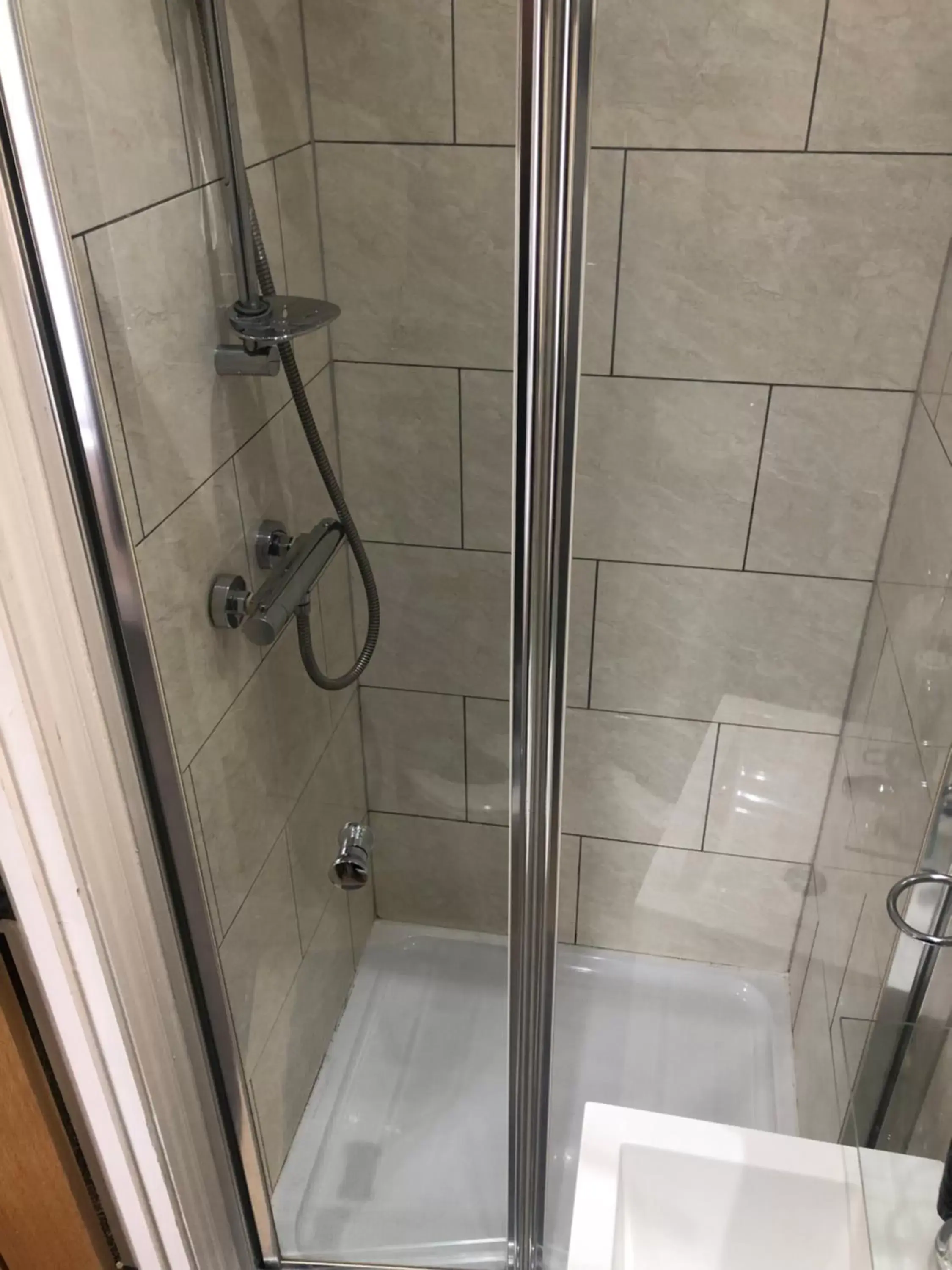 Shower, Bathroom in Queen Phillippa