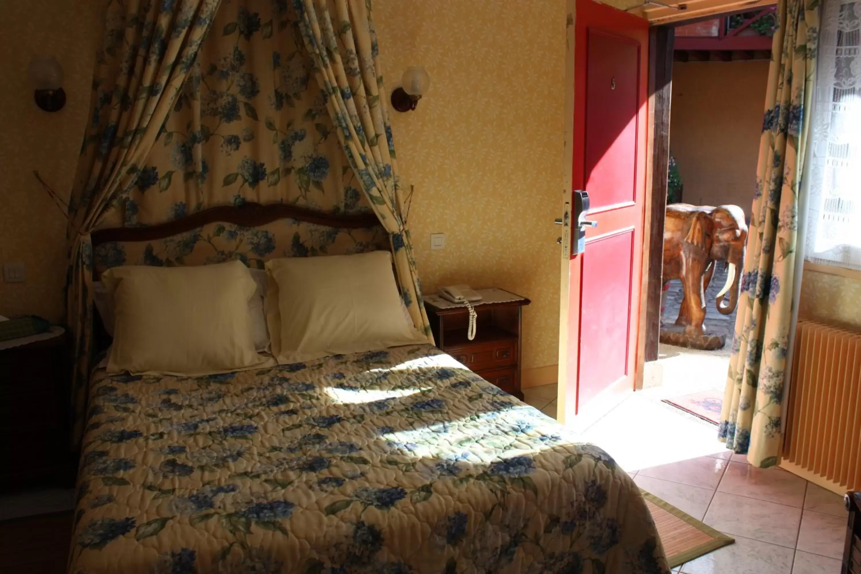 Bedroom, Bed in Hotel La Diligence
