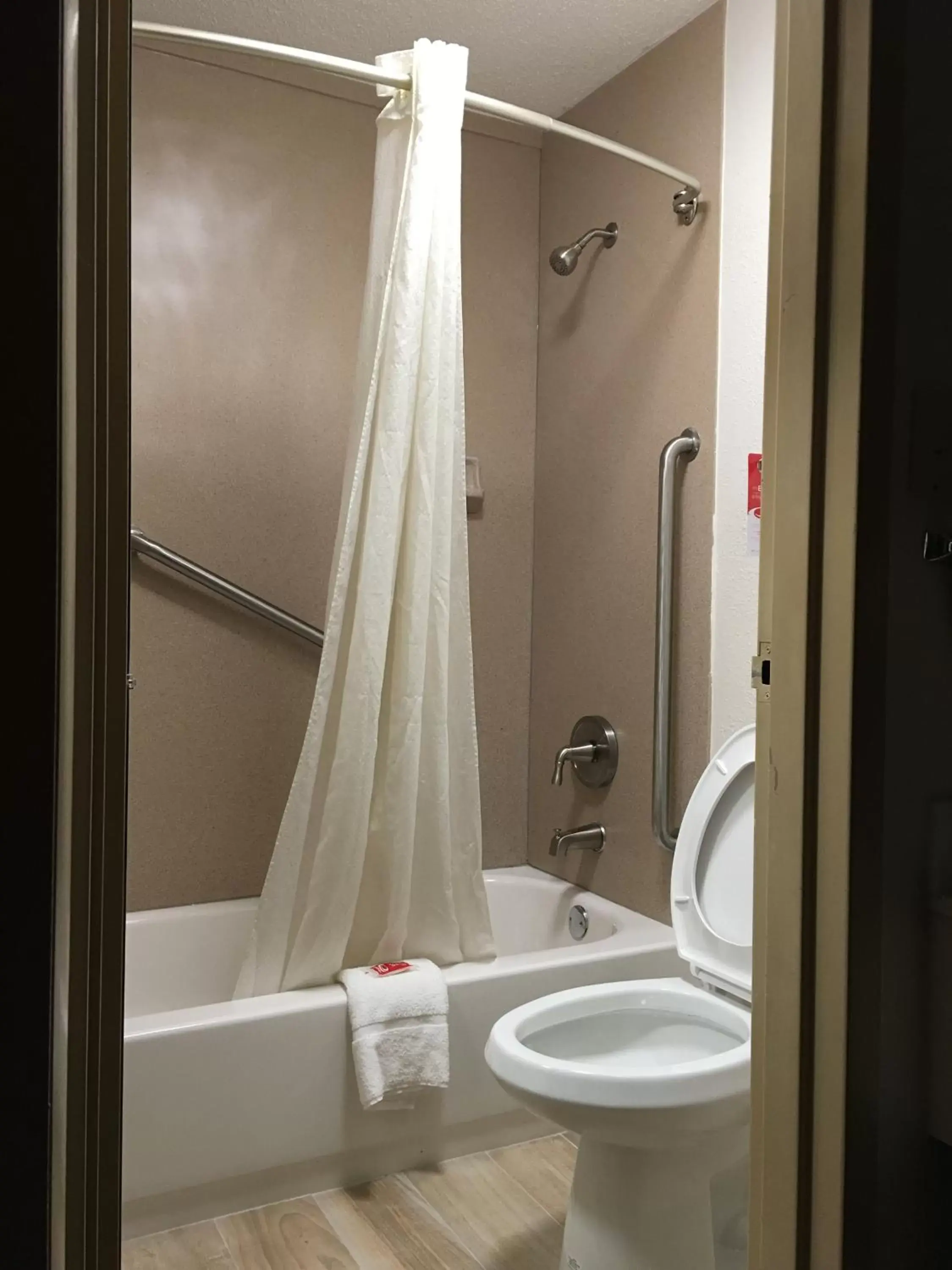Bathroom in Econo Lodge Marion I-81