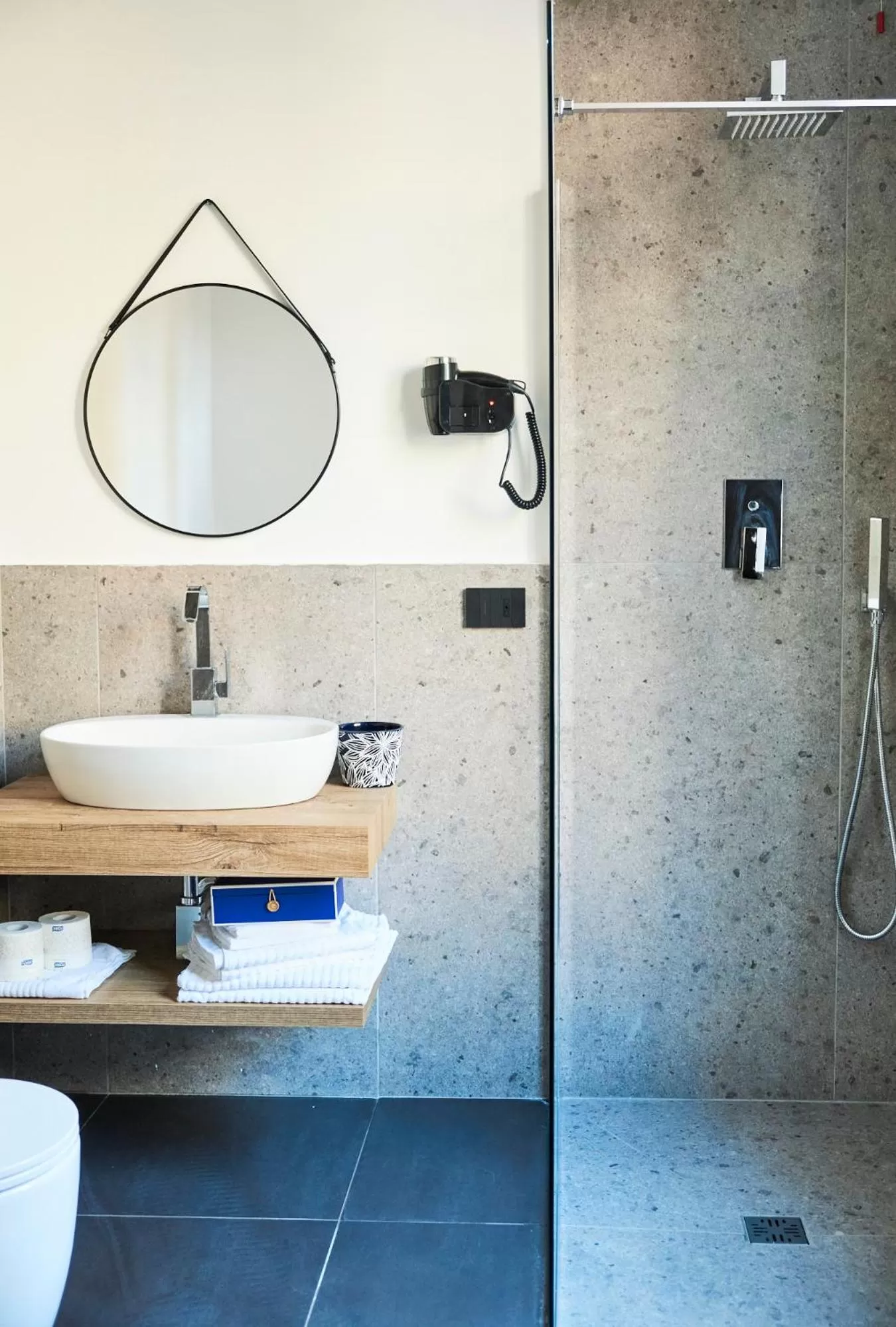 Shower in Central Lodge Hotel