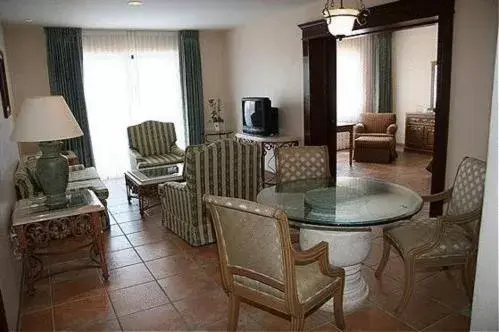 Living room, Seating Area in Holiday Inn Ciudad Del Carmen, an IHG Hotel