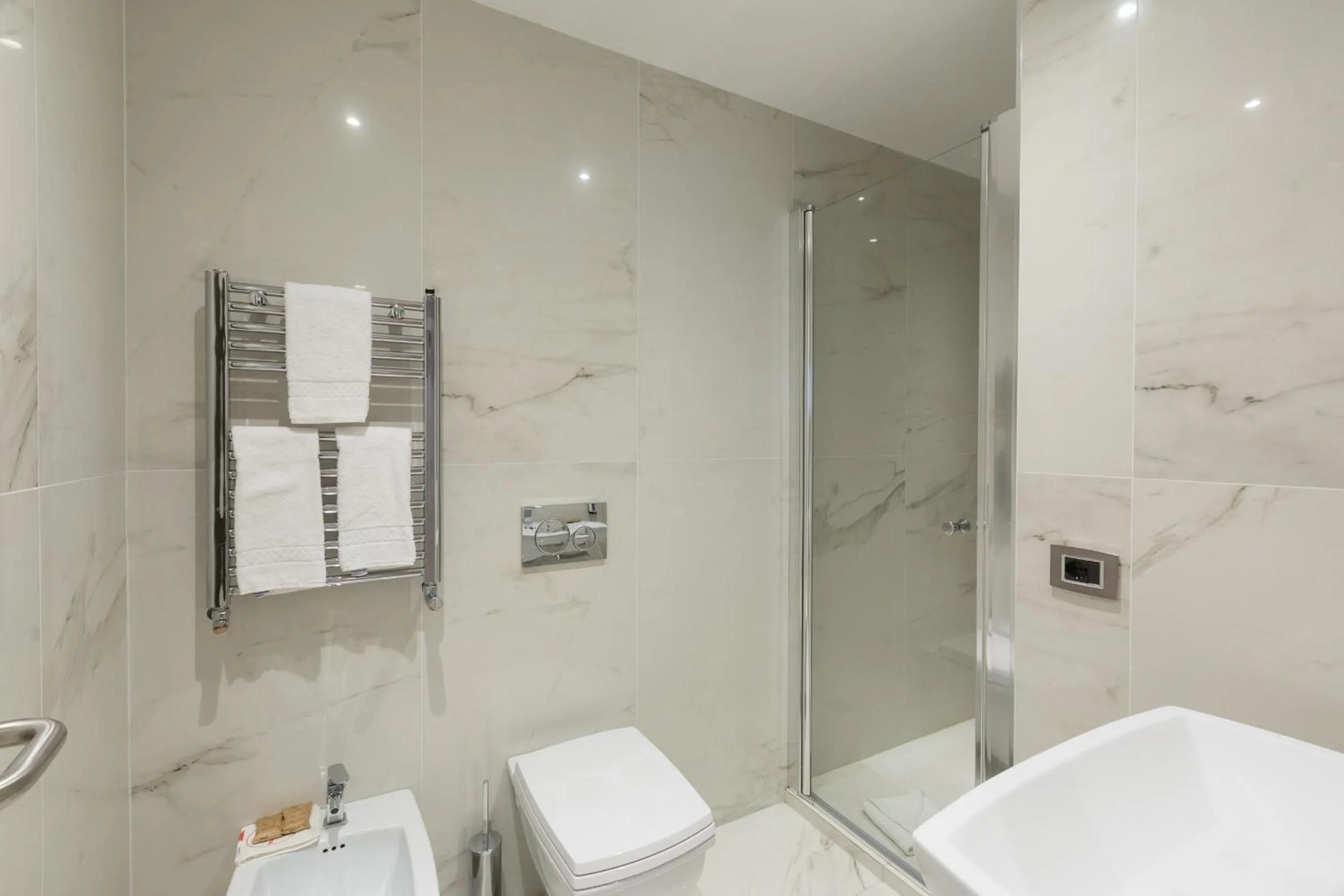 Shower in Floris Hotel