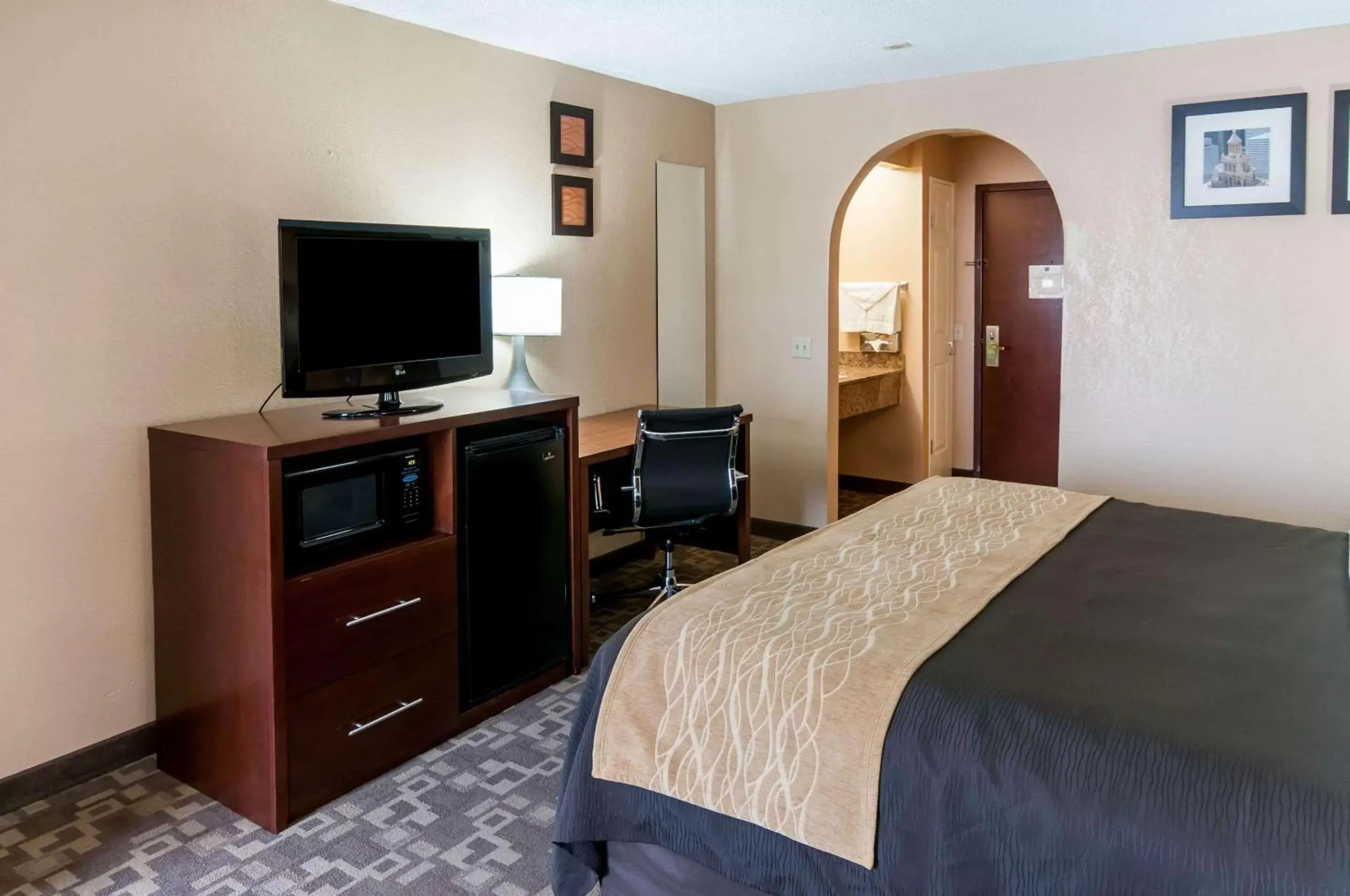 Photo of the whole room, TV/Entertainment Center in Comfort Inn Conroe