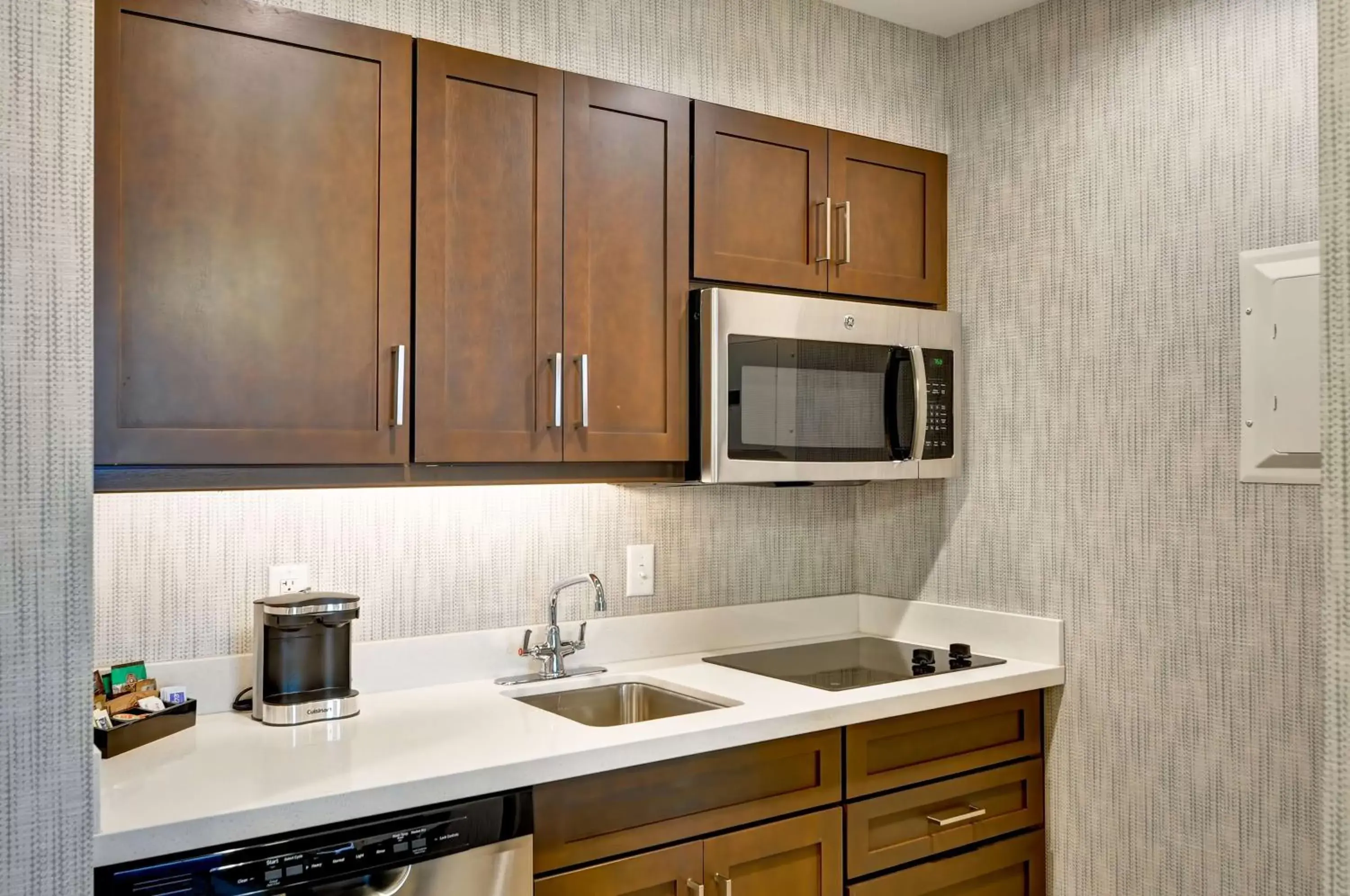 Kitchen or kitchenette, Kitchen/Kitchenette in Homewood Suites By Hilton Schenectady