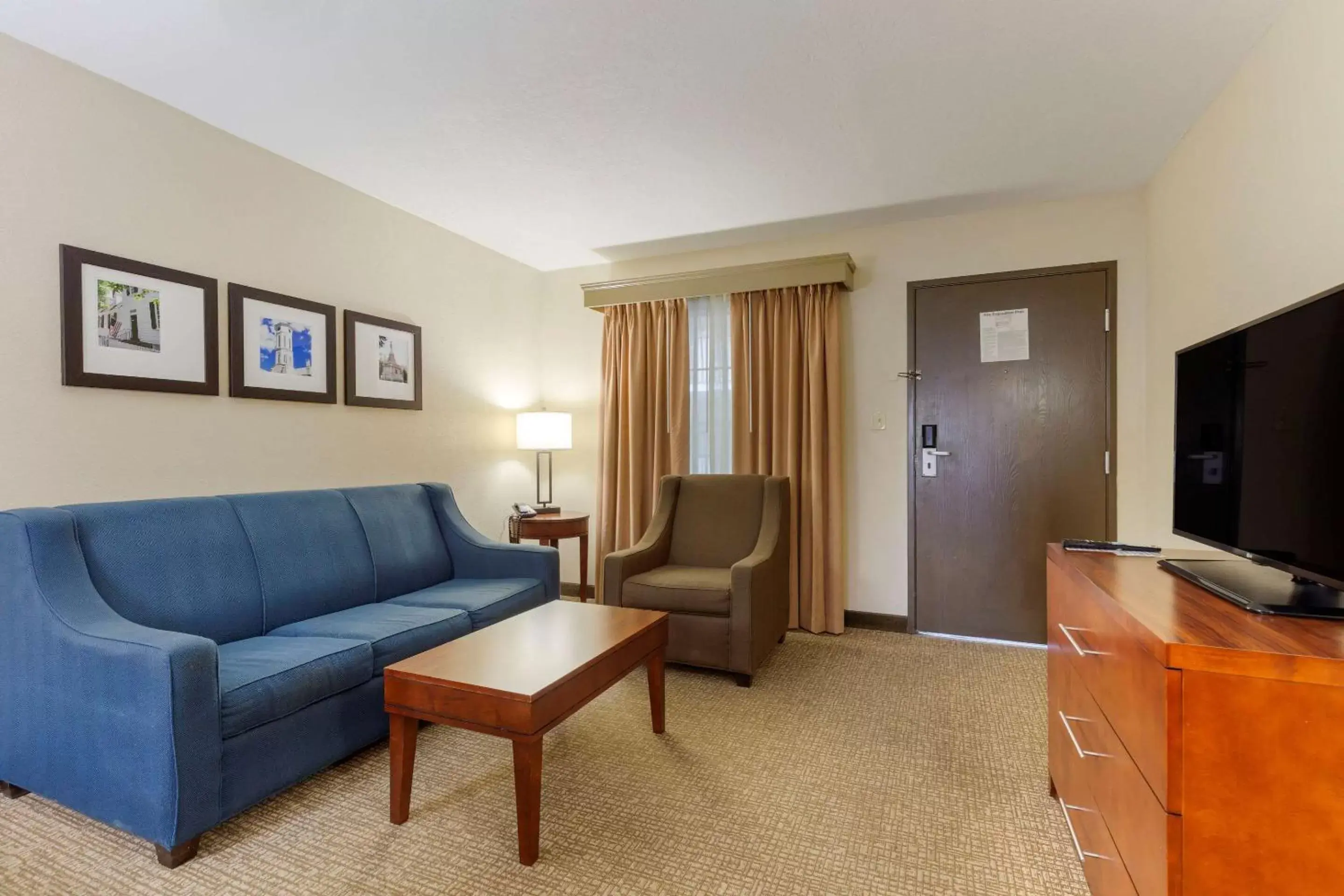 Photo of the whole room, Seating Area in Comfort Suites Fredericksburg South