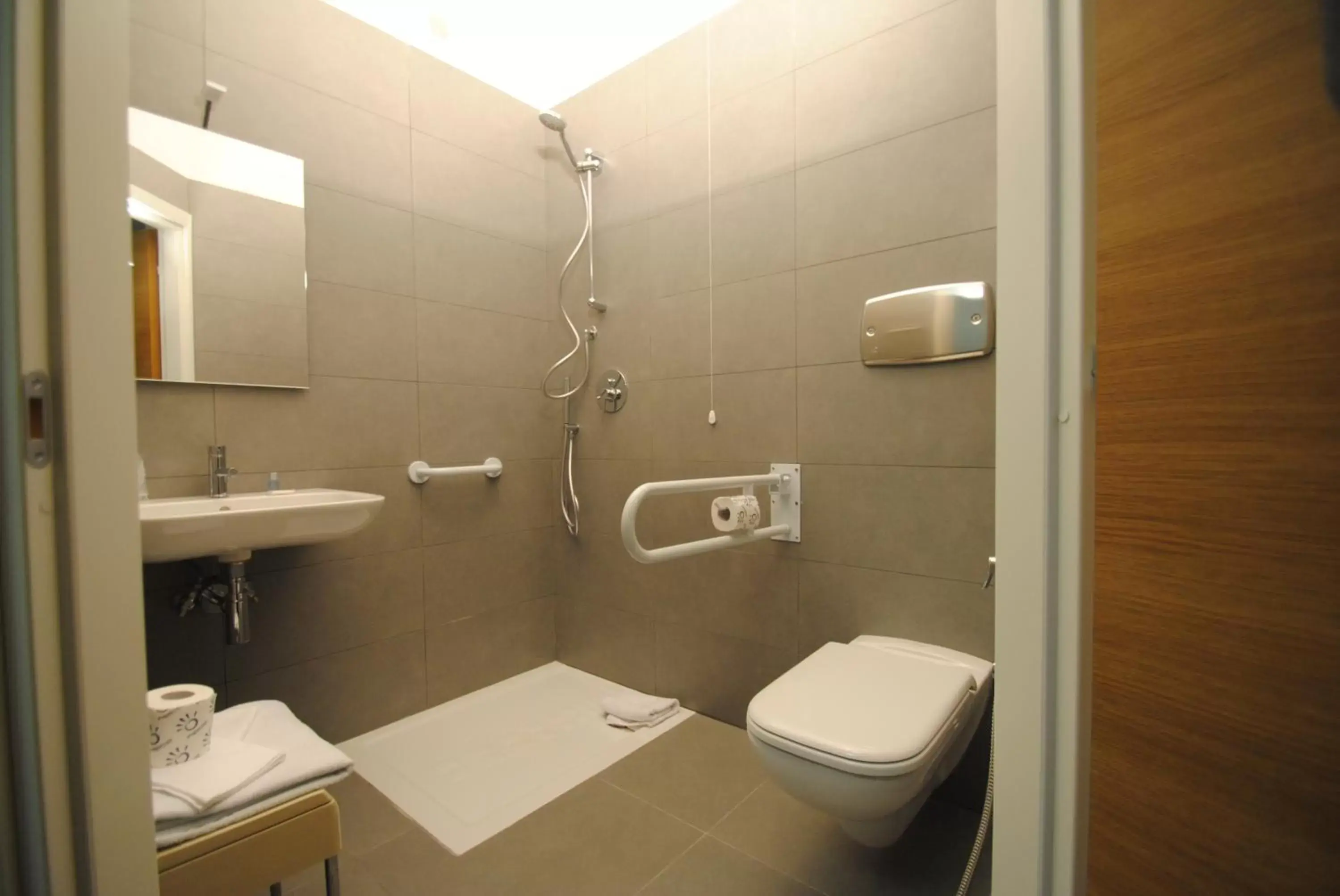 Shower, Bathroom in Ibis Styles Brindisi
