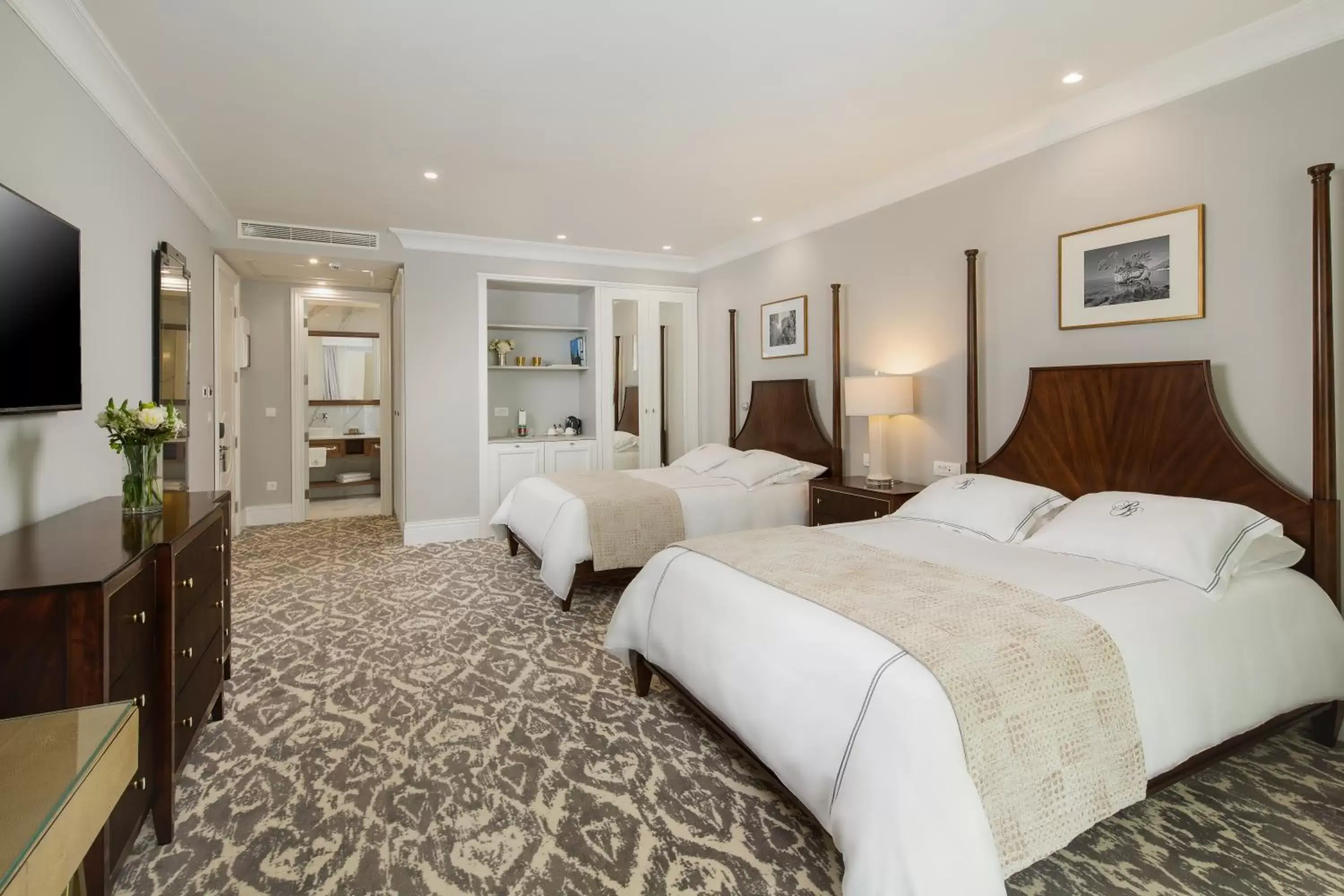 Spring, Bed in Royal Blue Hotel Spring, Bed in Royal Blue Hotel