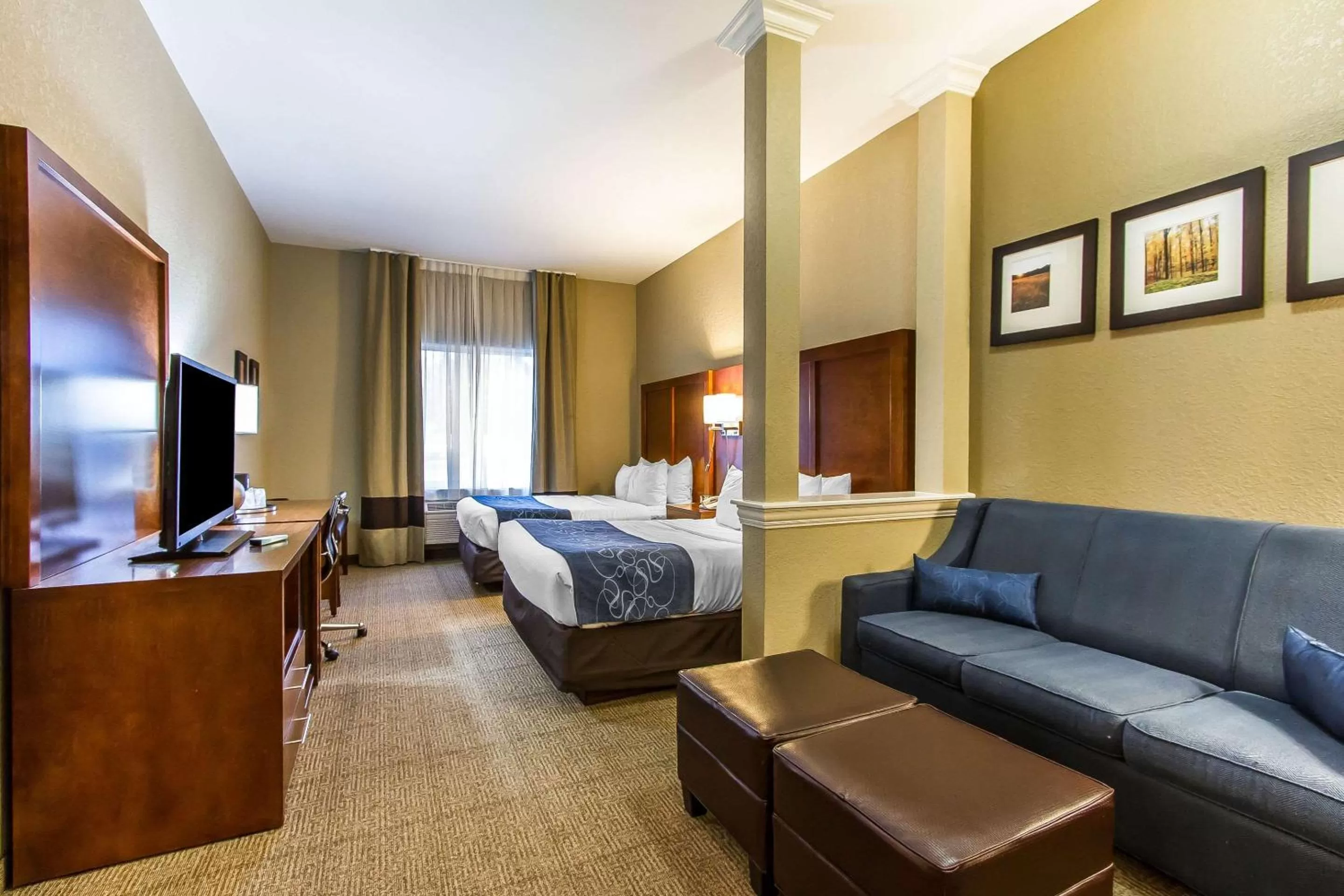 Photo of the whole room, Bed in Comfort Suites Mattoon East