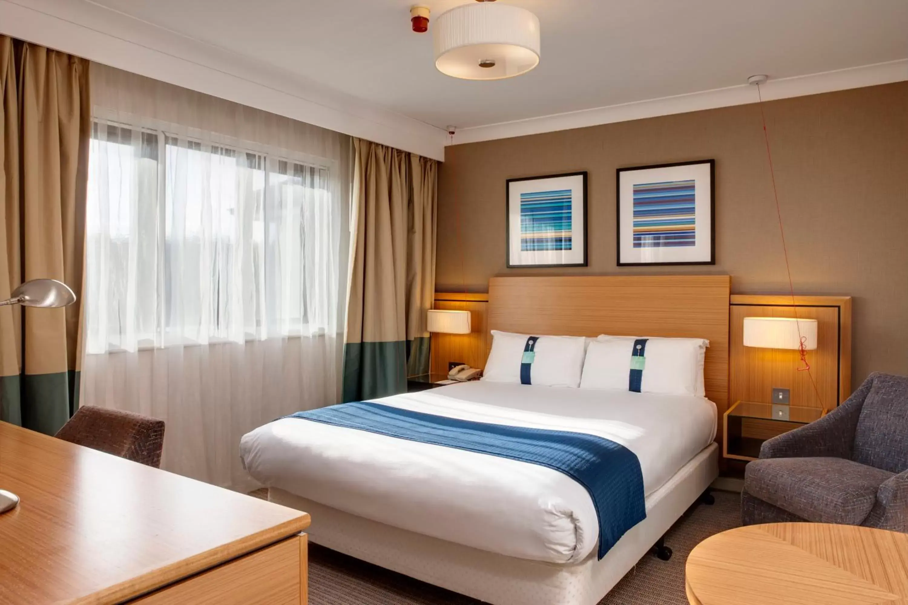 Bedroom, Bed in Holiday Inn Birmingham Bromsgrove, an IHG Hotel