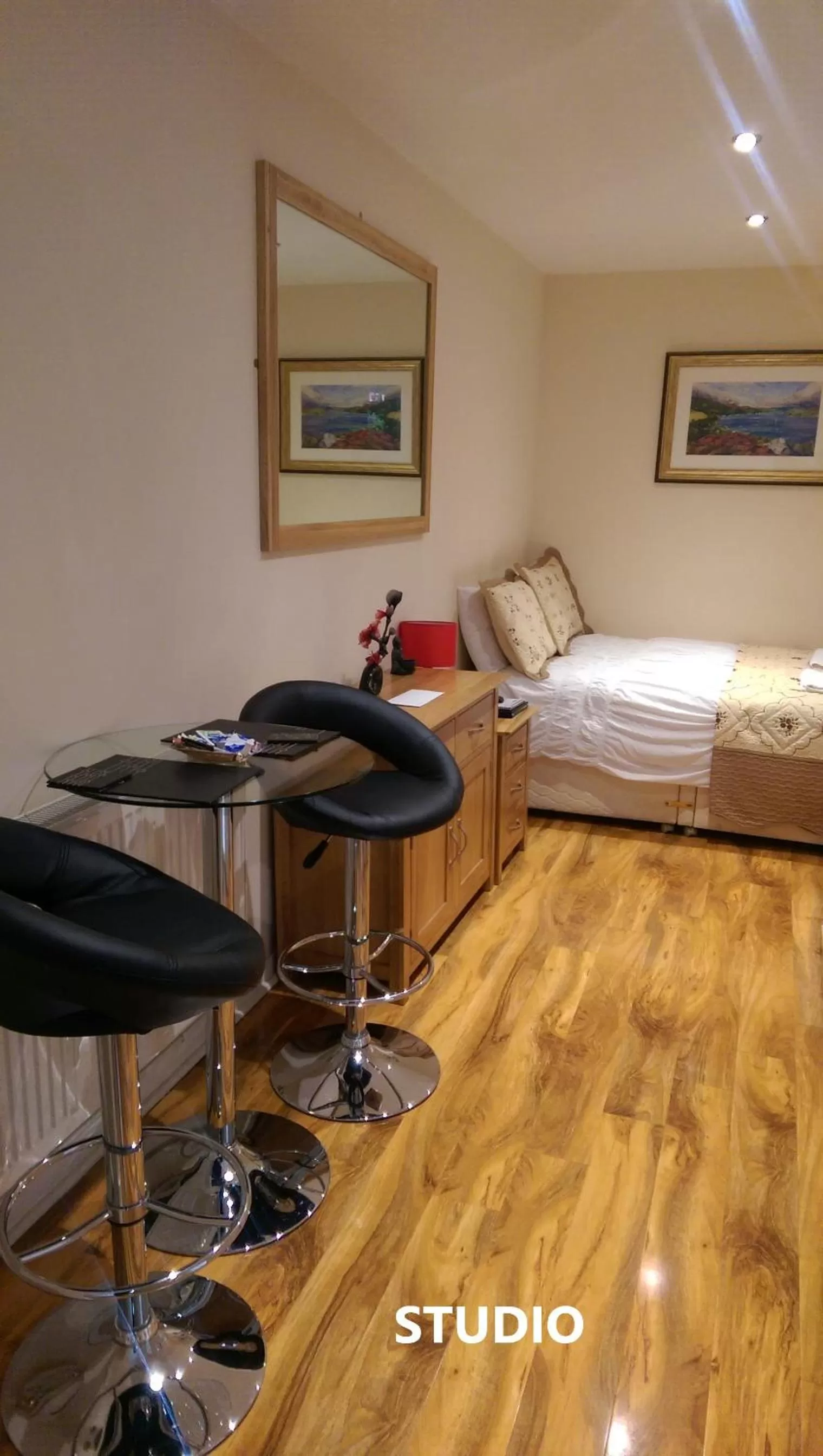 Coffee/tea facilities, Bed in Edinburgh City Suites