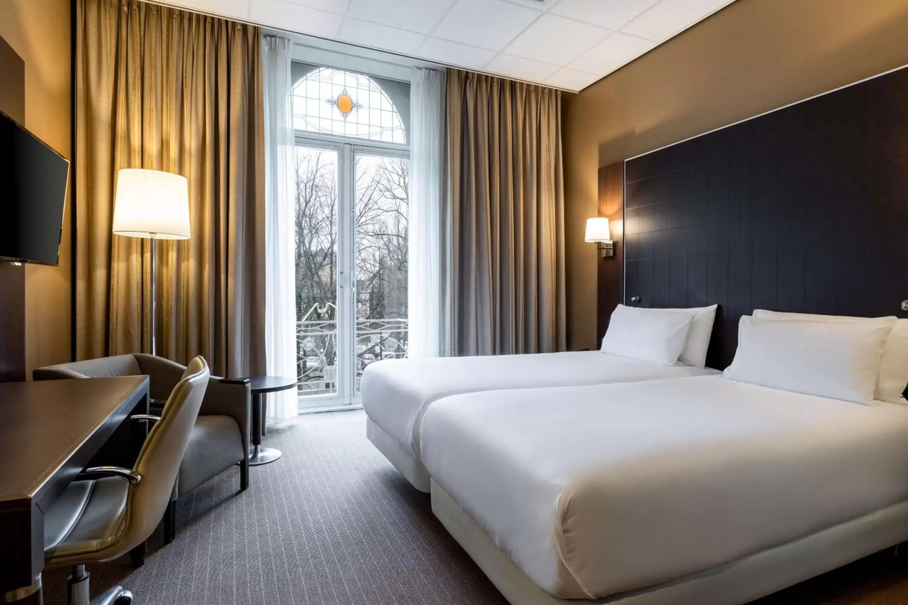 Photo of the whole room, Bed in NH Centre Utrecht Hotel