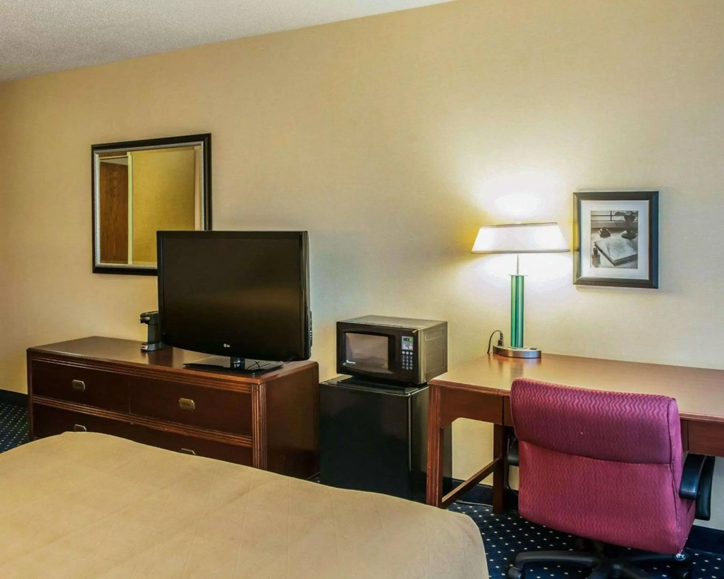 Photo of the whole room, TV/Entertainment Center in Quality Inn & Suites Goshen