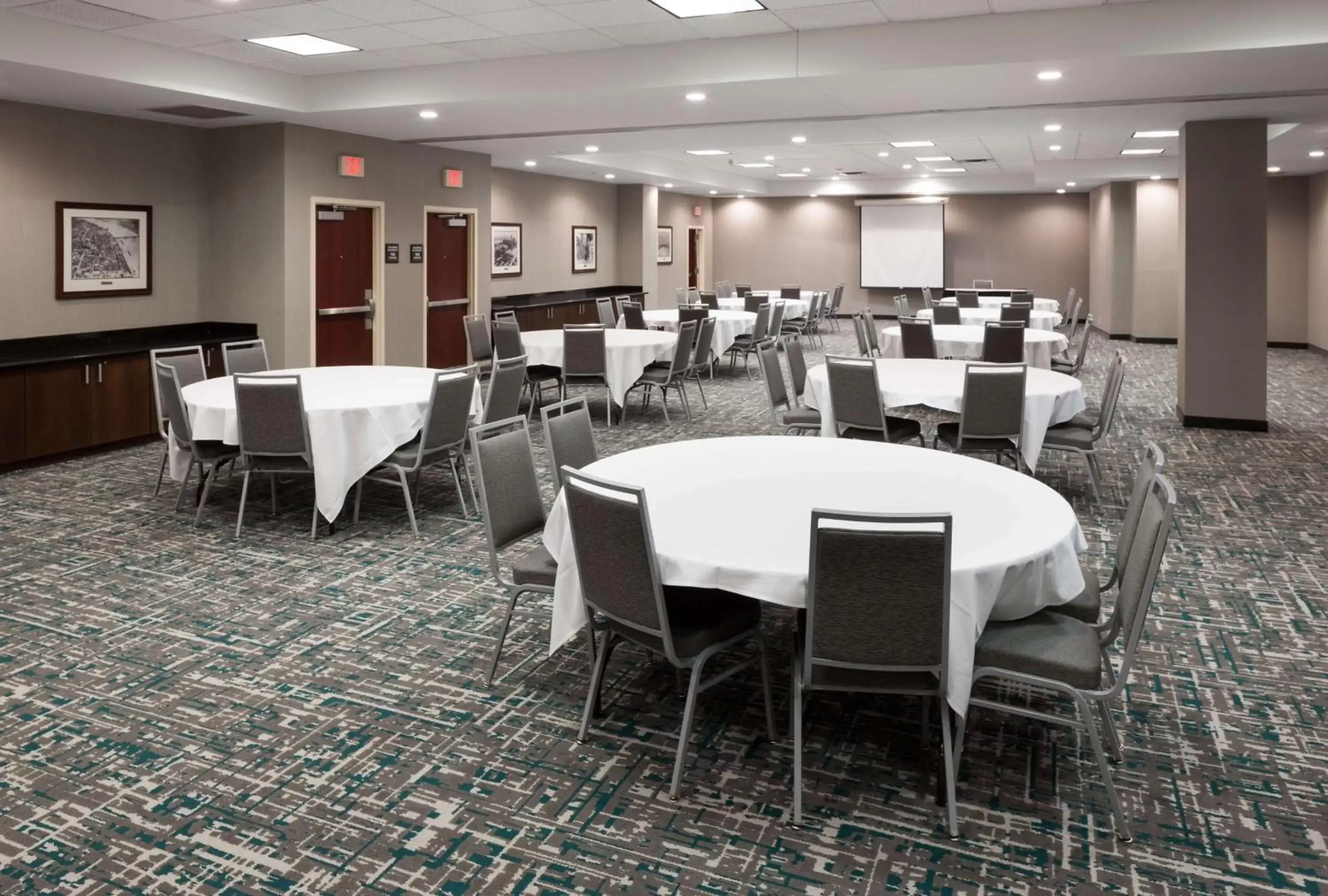 Meeting/conference room, Restaurant/Places to Eat in Hampton Inn St Louis- at the Arch