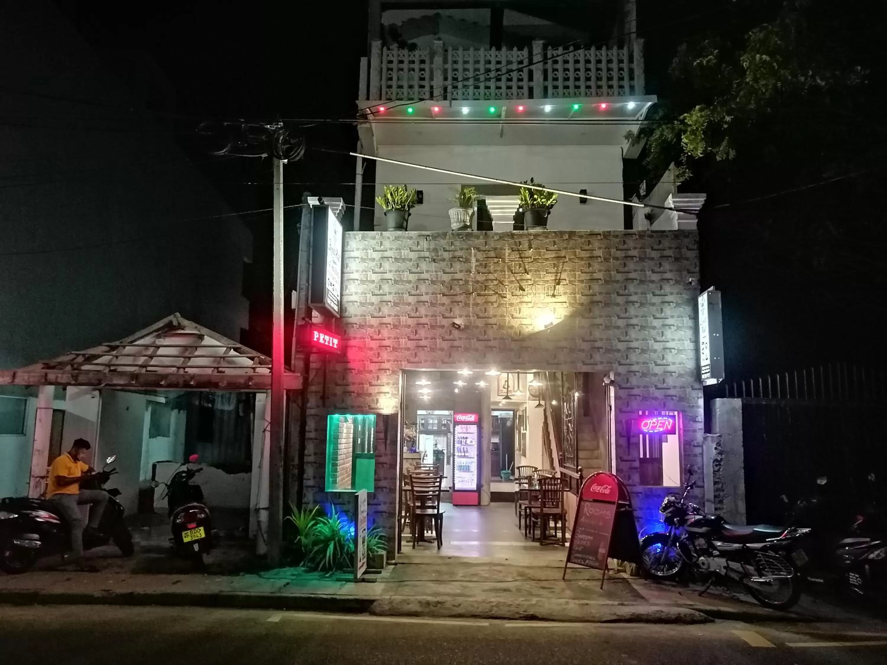 Property building in Le Petit Hotel & Restaurant