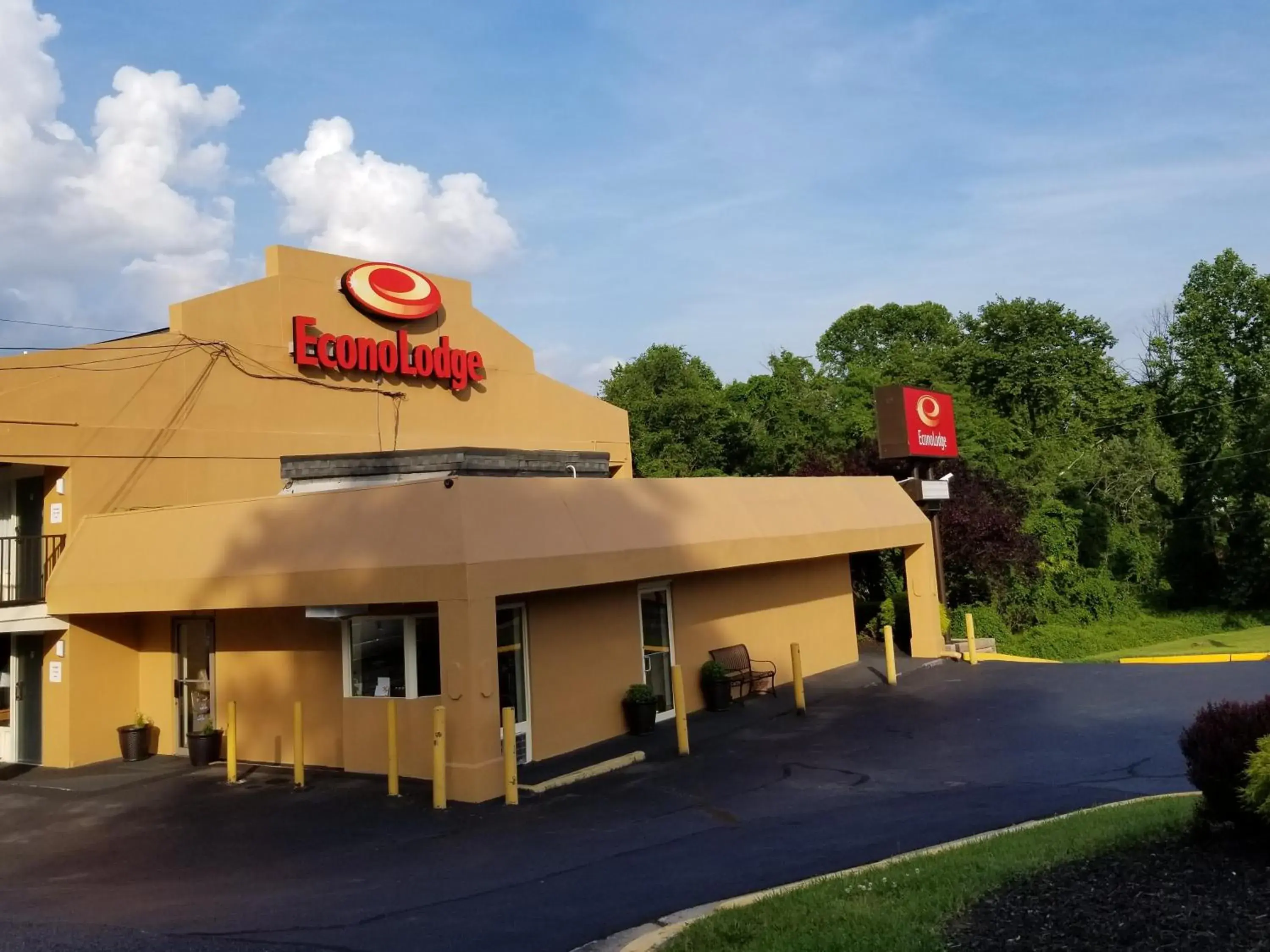 Facade/entrance, Property Building in Econo Lodge