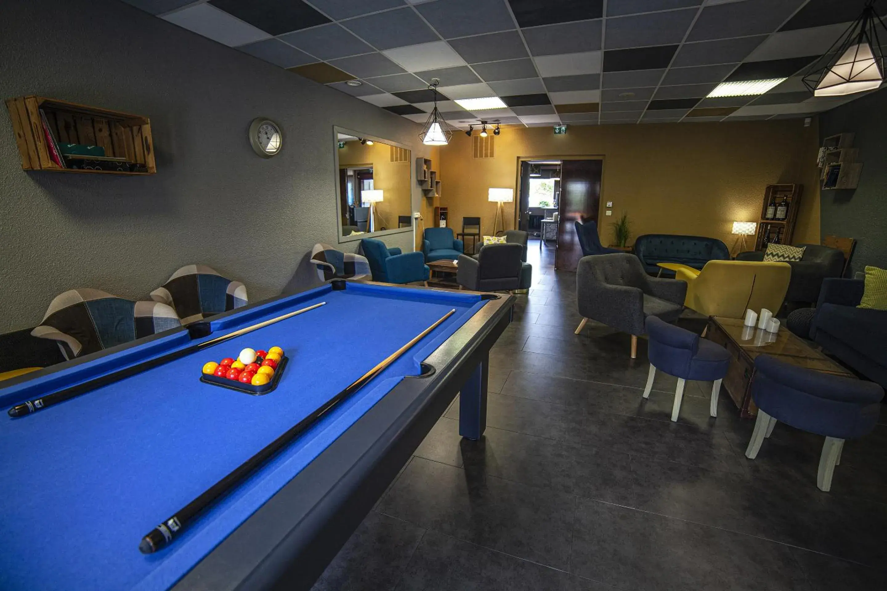 Lounge or bar, Billiards in Sure Hotel by Best Western Lille Tourcoing